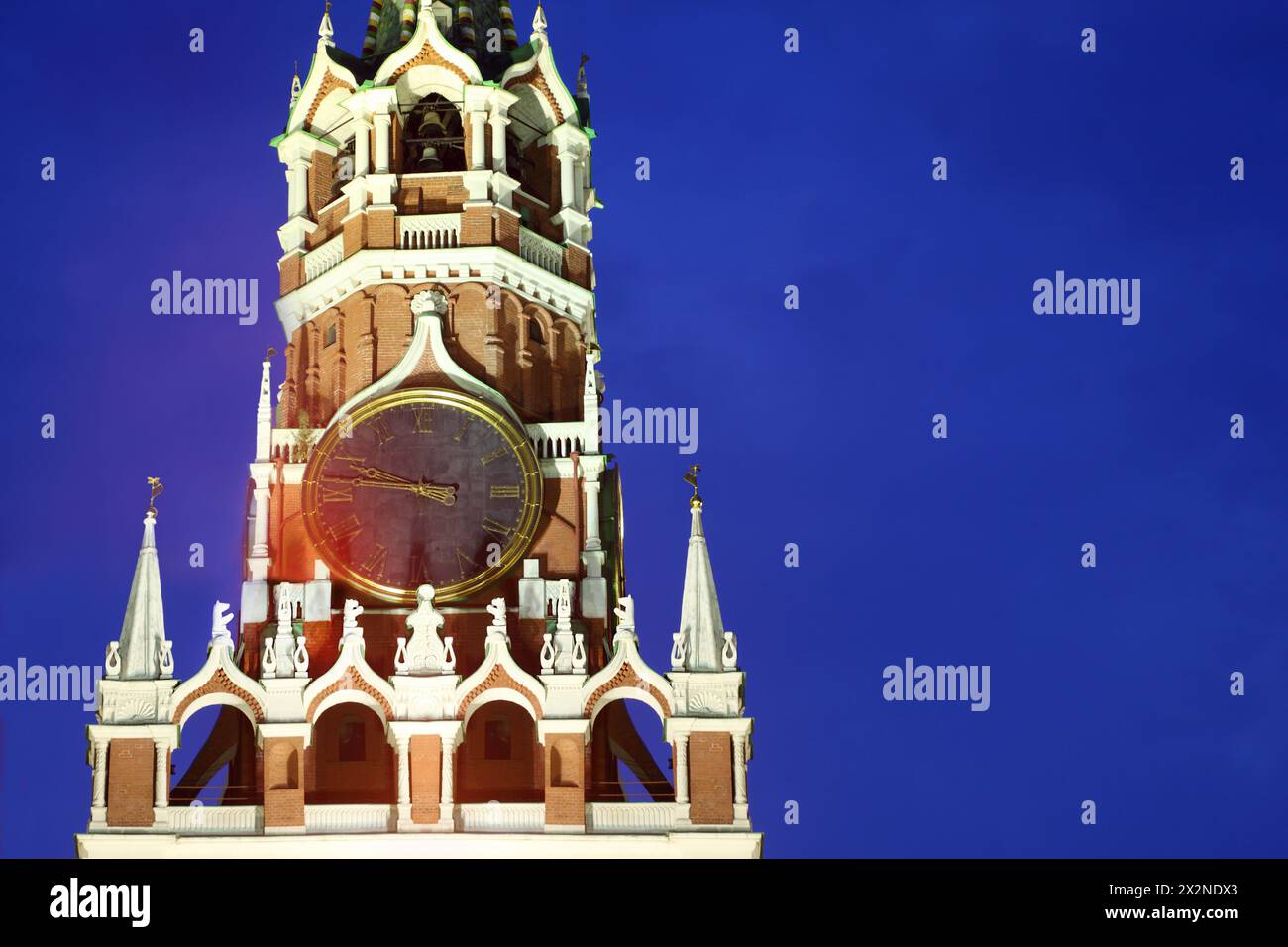 Kreml, der die Uhr des Spasskaya-Turms in der Nacht in Moskau, Russland, anschlägt. Stockfoto