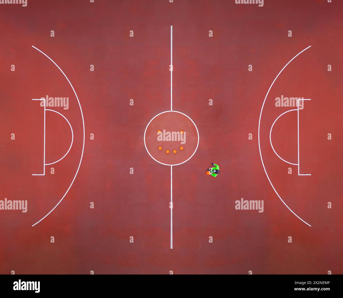 Luftaufnahme eines Basketballspielers. Fairplay-Konzept. Stockfoto