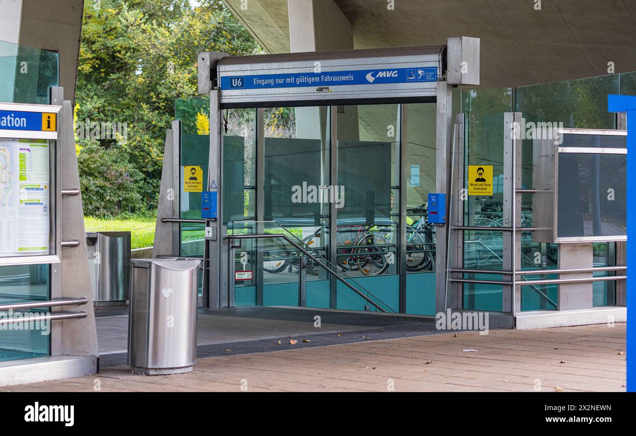 Die U-Bahnstation der Linie U6 der Münchner U-Bahn. Nebst einem Ticketentwerter, steht auch der Hinweis, dass in der U-Bahn eine Mund-Nasenbedeckung g Stockfoto