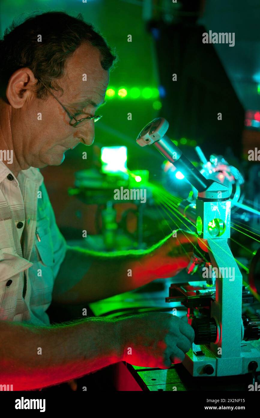 Wissenschaftler in seinem Labor zeigen Bewegungen von Mikropartikeln per Laser Stockfoto