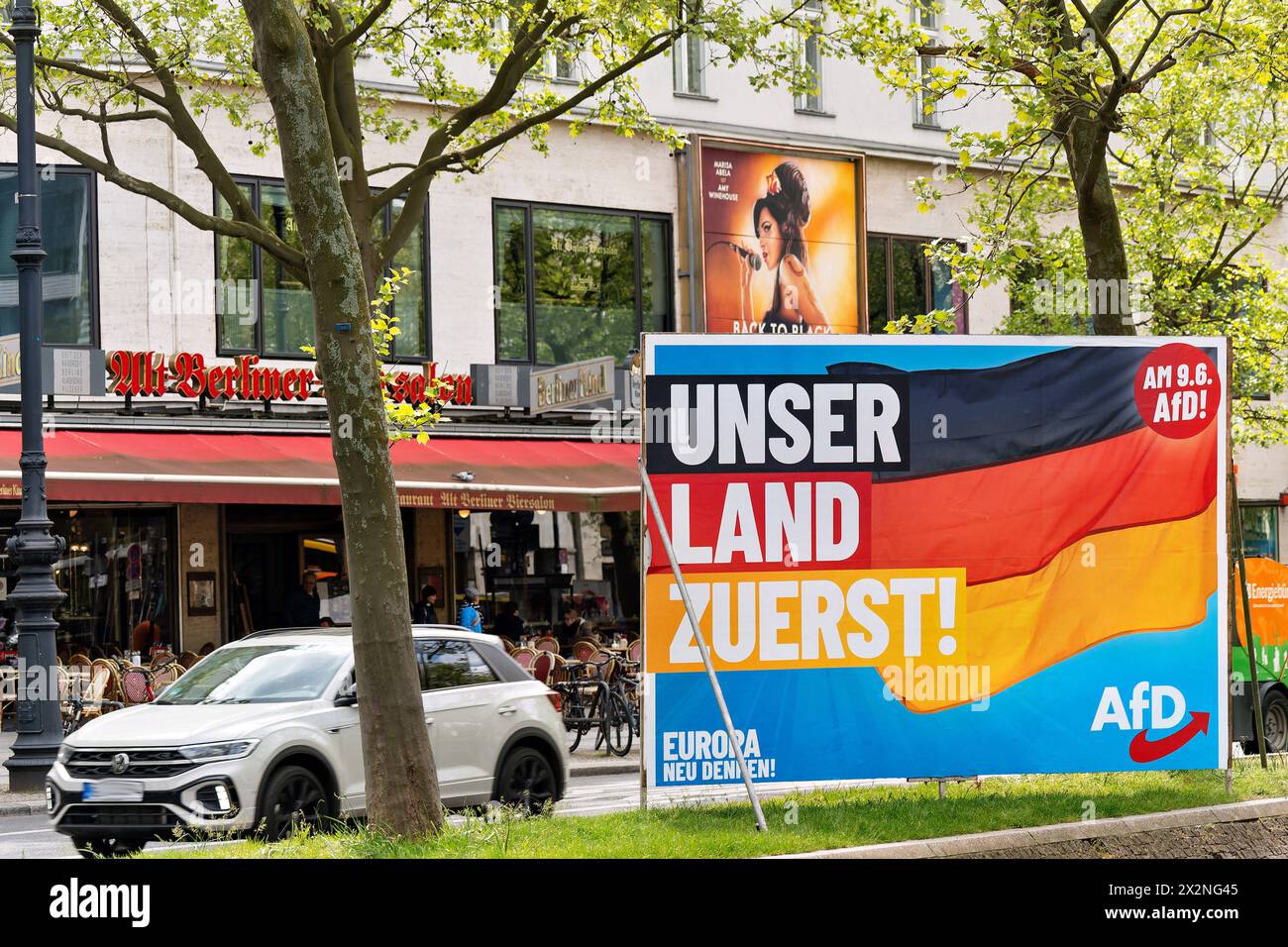 2024-04-23,Berlin,Europawahl,vom 6. bis 9. Juni 2024 wählen Sie die Bürgerinnen und Bürger der Europäischen Union EU zum zehnten Mal das Europäische Parlament. In Deutschland wird am Sonntag, 9. Juni 2024 gewählt.ein Plakat der Partei AfD am Kurfürstendamm *** 2024 04 23,Berlin,Europawahlen,vom 6. Bis 9. Juni 2024 wählen die Bürger der Europäischen Union zum zehnten Mal das Europäische Parlament in Deutschland, Wahlen finden am Sonntag, 9. Juni, statt. 2024 Ein Poster der AfD auf dem Kurfürstendamm Stockfoto