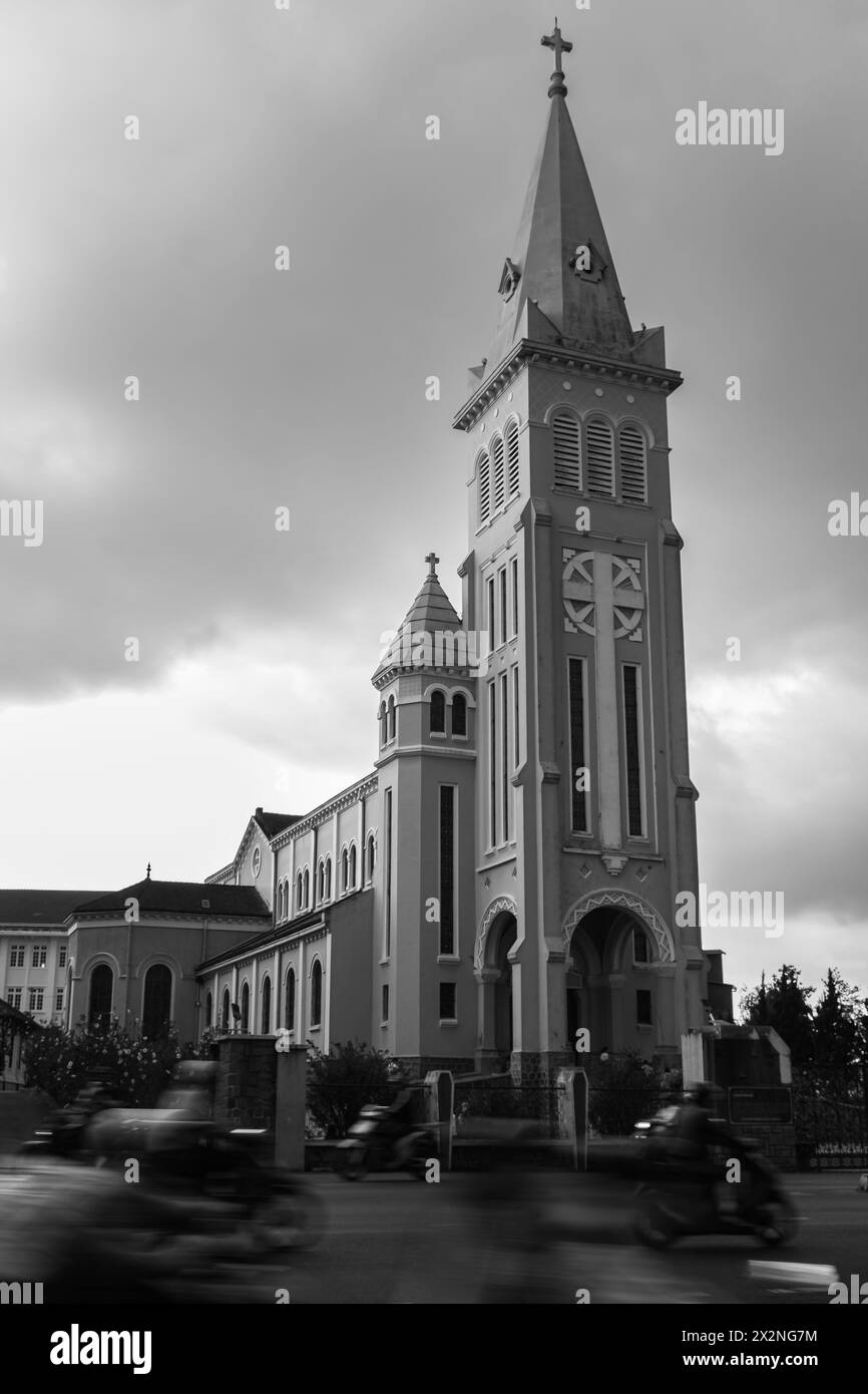 Die St. Nikolaus Kathedrale, da Lat römisch-katholische Kathedrale, Kathedrale des Huhns in Schwarz-weiß-Foto, in da Lat Stadt, Lam Dong provi Stockfoto