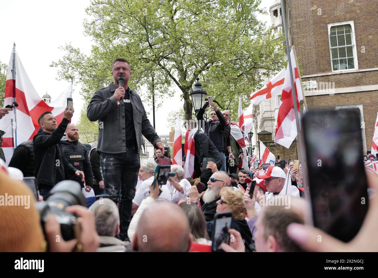 London, Großbritannien. APRIL 2024. Nach Tommy Robinsons Gerichtstermin an den Royal Courts of Justice trafen sich die Anhänger von Tommy Robinson auf dem Cenotaph auf Whitehall zusammen. Alamy Live News / Aubrey Fagon Stockfoto