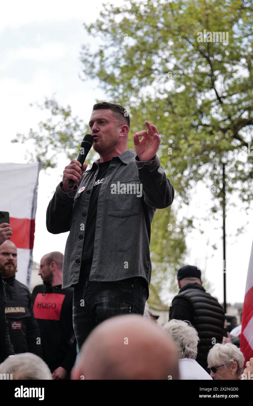 London, Großbritannien. APRIL 2024. Nach Tommy Robinsons Gerichtstermin an den Royal Courts of Justice trafen sich die Anhänger von Tommy Robinson auf dem Cenotaph auf Whitehall zusammen. Alamy Live News / Aubrey Fagon Stockfoto