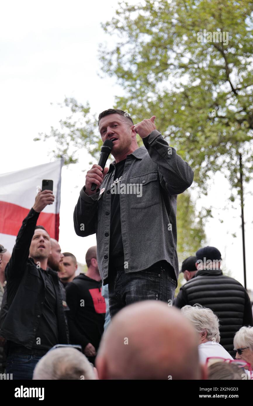 London, Großbritannien. APRIL 2024. Nach Tommy Robinsons Gerichtstermin an den Royal Courts of Justice trafen sich die Anhänger von Tommy Robinson auf dem Cenotaph auf Whitehall zusammen. Alamy Live News / Aubrey Fagon Stockfoto