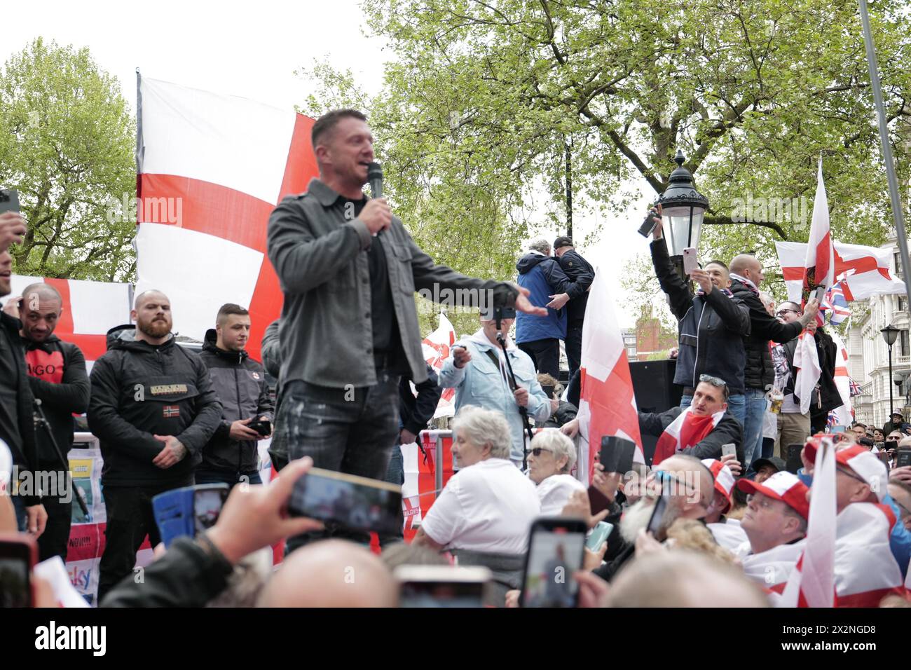 London, Großbritannien. APRIL 2024. Nach Tommy Robinsons Gerichtstermin an den Royal Courts of Justice trafen sich die Anhänger von Tommy Robinson auf dem Cenotaph auf Whitehall zusammen. Alamy Live News / Aubrey Fagon Stockfoto