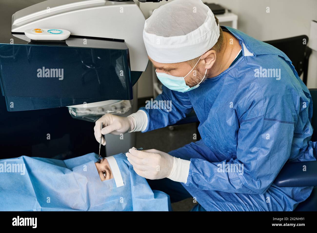 Ein Mann in einem chirurgischen Kleid führt eine Operation in einem OP-Saal durch. Stockfoto