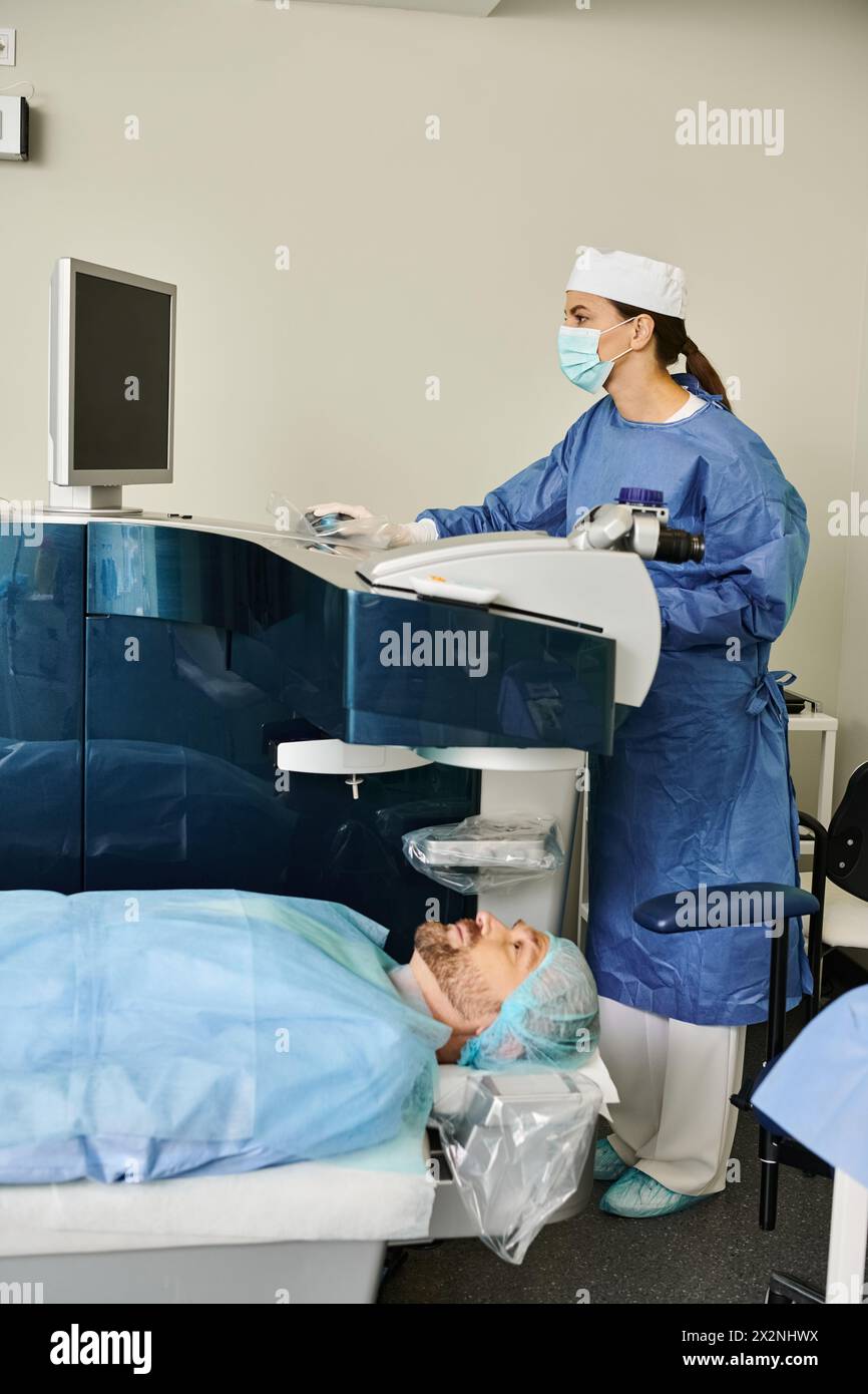 Arzt, der einen Patienten in einem Krankenhausbett betreut. Stockfoto