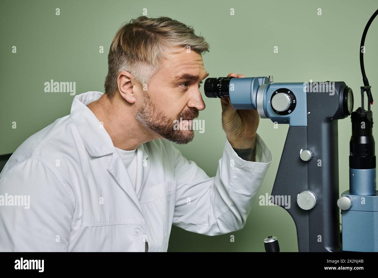 Ein Mann untersucht die Vision eines Menschen. Stockfoto