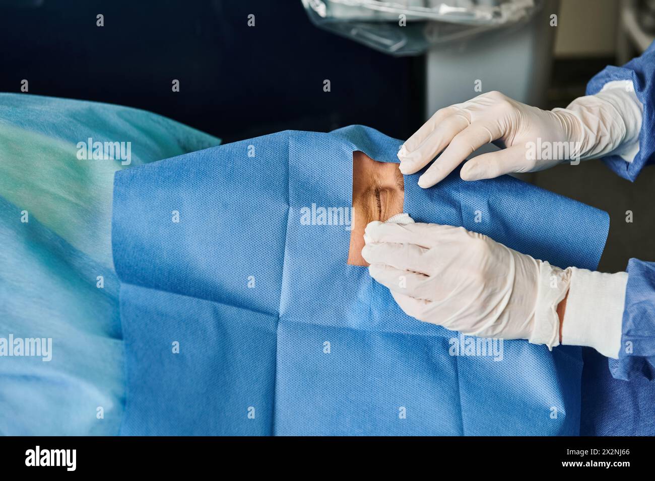 Person im Krankenhauskleid führt Operationen durch. Stockfoto