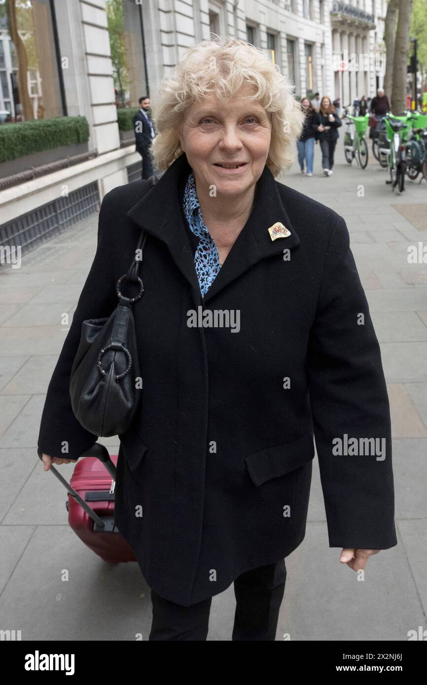 Die ehemalige Postmeisterin Jo Hamilton kommt in Aldwych House in London an, wo die ehemalige Postmeisterin und die ehemalige Unternehmenssekretärin und Generalanwältin von Post Office Ltd, Susan Crichton, im Rahmen der Phasen fünf und sechs der Untersuchung die IT-Untersuchung von Post Office Horizon aussagen wird. die sich mit Governance, Rechtsschutz und wie die Post und andere auf den Skandal reagierten. Bilddatum: Dienstag, 23. April 2024. Stockfoto