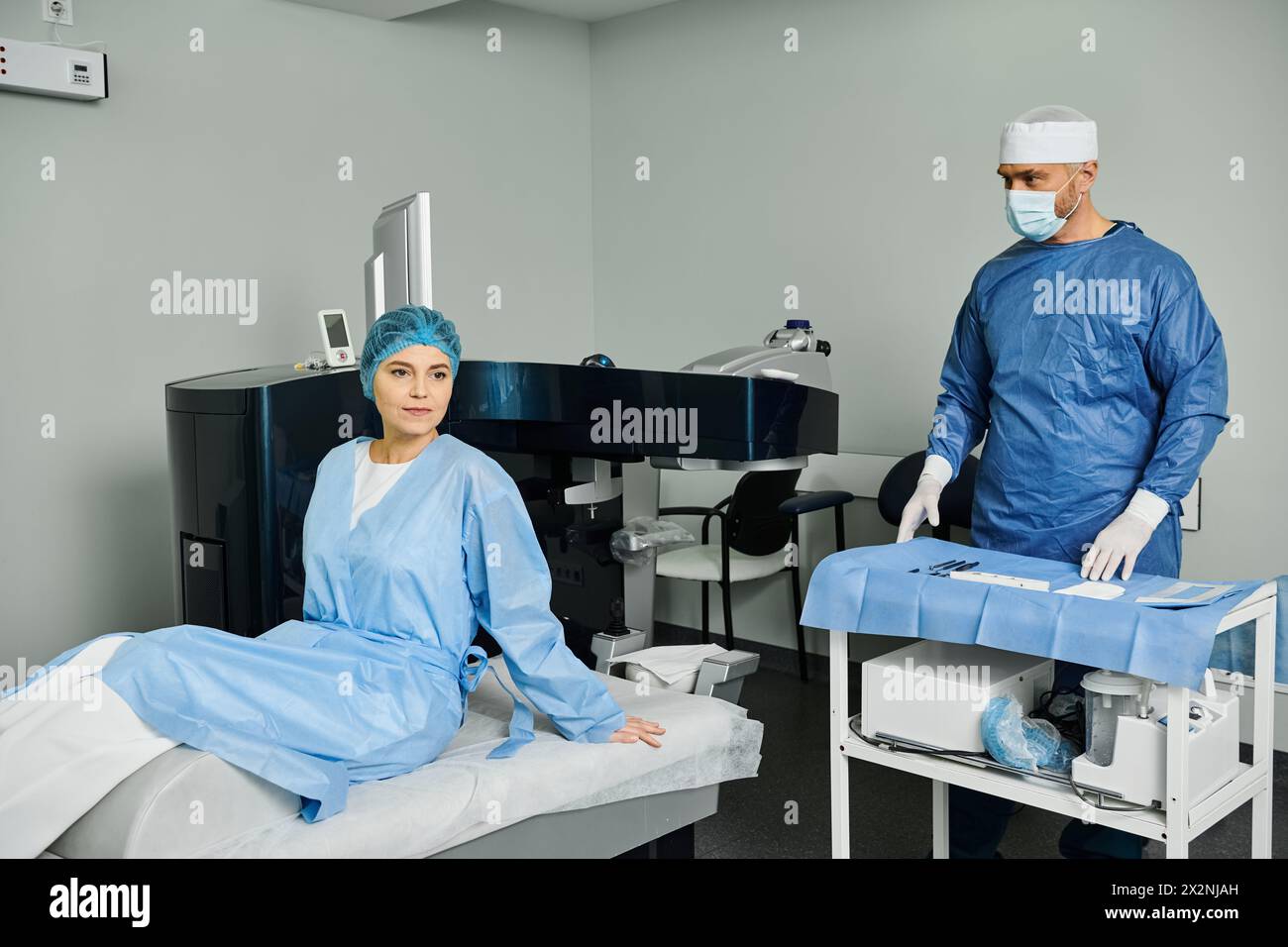 Ein Mann in Schutt, der einen Patienten in einem Krankenhauszimmer betreut. Stockfoto