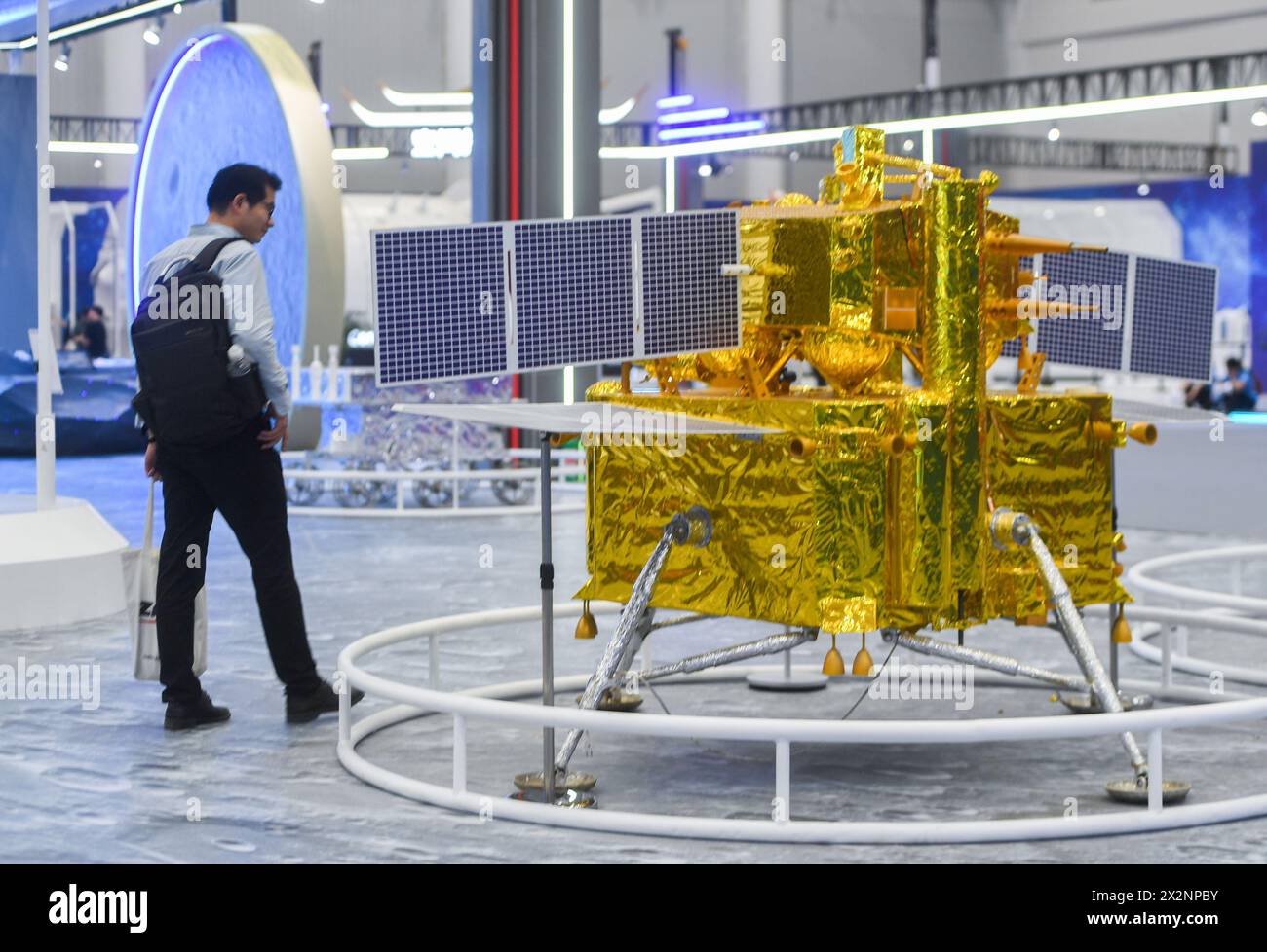 (240423) -- WUHAN, 23. April 2024 (Xinhua) -- Ein Mann besucht eine Ausstellung über Luft- und Raumfahrt in Wuhan, Zentralchinas Provinz Hubei, 23. April 2024. Im Rahmen der diesjährigen Feier des Weltraumtags Chinas zeigt die Ausstellung die Popularisierung der Wissenschaft und die Errungenschaften der Luft- und Raumfahrtindustrie und bietet Besuchern einen umfassenden Blick auf die chinesische Luft- und Raumfahrtindustrie und ihre Errungenschaften in den letzten Jahren. Die Ausstellung ist am Mittwochnachmittag für die Öffentlichkeit zugänglich, wobei der Ausstellungsbereich für die Errungenschaften der Luft- und Raumfahrtindustrie bis zum 27. April und der Bereich für die Popularisierung der Wissenschaft geöffnet sind Stockfoto