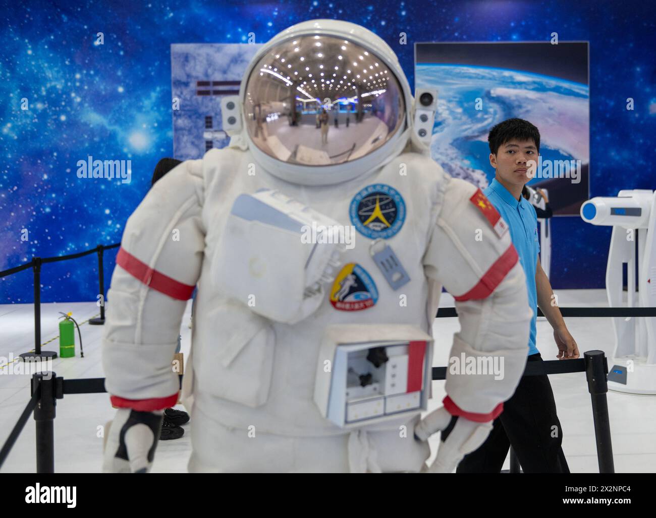 (240423) -- WUHAN, 23. April 2024 (Xinhua) -- Ein Mann besucht eine Ausstellung über Luft- und Raumfahrt in Wuhan, Zentralchinas Provinz Hubei, 23. April 2024. Im Rahmen der diesjährigen Feier des Weltraumtags Chinas zeigt die Ausstellung die Popularisierung der Wissenschaft und die Errungenschaften der Luft- und Raumfahrtindustrie und bietet Besuchern einen umfassenden Blick auf die chinesische Luft- und Raumfahrtindustrie und ihre Errungenschaften in den letzten Jahren. Die Ausstellung ist am Mittwochnachmittag für die Öffentlichkeit zugänglich, wobei der Ausstellungsbereich für die Errungenschaften der Luft- und Raumfahrtindustrie bis zum 27. April und der Bereich für die Popularisierung der Wissenschaft geöffnet sind Stockfoto