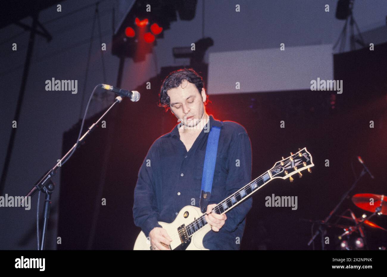 MANIC STREET PREACHERS, POST-RICHEY COMEBACK-AUFTRITT, 1996: James Dean Bradfield von der walisischen Band Manic Street Preachers spielte am 19. März 1996 in der Cardiff International Arena in Wales, Großbritannien als Support für Oasis. Foto: Rob Watkins. INFO: Dieses Konzert war die walisische Band Manic Street Preachers, die nach dem Verschwinden ihres Texters Richey Edwards wieder auf Tournee ging. Auf dieser Tour präsentierten sie Songs wie „Design for Life“ aus ihrem legendären Album „Everything Must Go“. Stockfoto