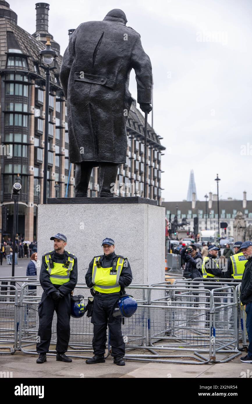 London, Großbritannien. April 2024. Rechtsextreme Proteste in Whitehall London am St. Georges Day, inmitten einer großen Polizeipräsenz Credit: Ian Davidson/Alamy Live News Stockfoto