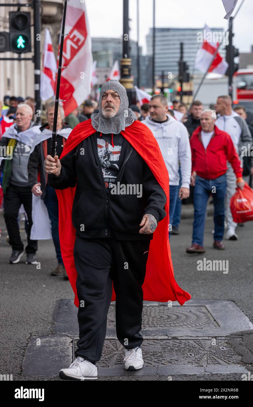 London, Großbritannien. April 2024. Rechtsextreme Proteste in Whitehall London am St. Georges Day, inmitten einer großen Polizeipräsenz Credit: Ian Davidson/Alamy Live News Stockfoto