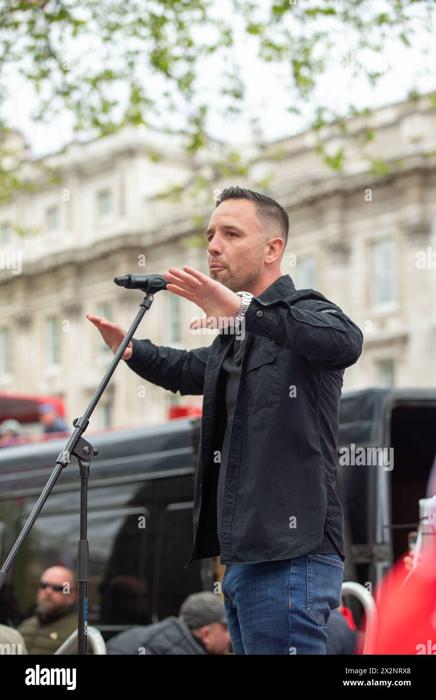 London, großbritannien, 23. April 2024 der rechte Protest am St. George’s Day march hat London heute Nachmittag zum Stillstand gebracht, als die Demonstranten Whitehall heute Nachmittag in beide Richtungen von einer riesigen Menschenmenge blockiert wird, die England Flaggen hält. Credit: Richard Lincoln/Alamy Live News Stockfoto