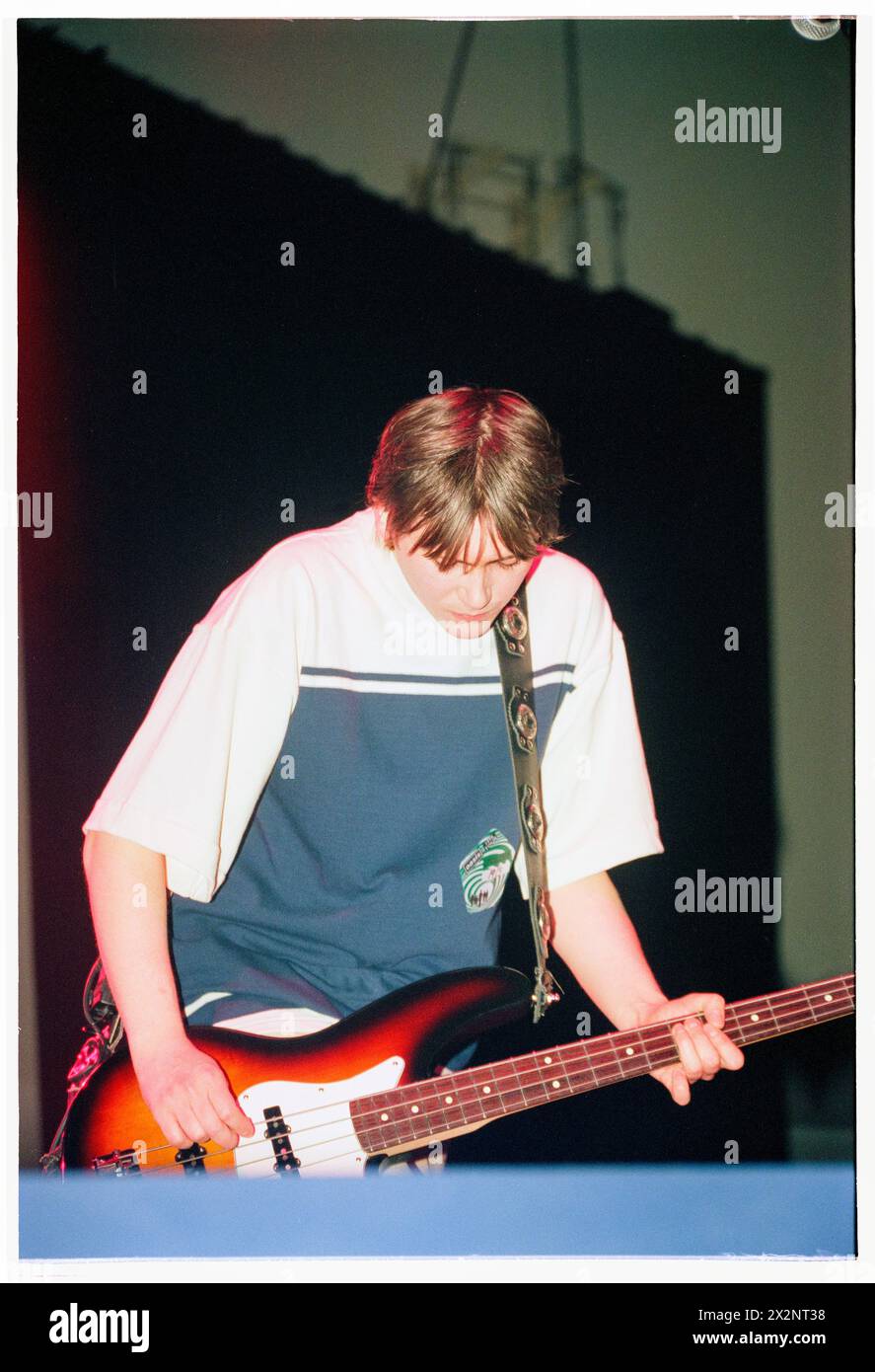 MANIC STREET PREACHERS, POST-RICHEY COMEBACK-AUFTRITT, 1996: Nicky Wire von der walisischen Band Manic Street Preachers, die am 19. März 1996 als Support für Oasis in der Cardiff International Arena in Wales, Großbritannien spielte. Foto: Rob Watkins. INFO: Dieses Konzert war die walisische Band Manic Street Preachers, die nach dem Verschwinden ihres Texters Richey Edwards wieder auf Tournee ging. Auf dieser Tour präsentierten sie Songs wie „Design for Life“ aus ihrem legendären Album „Everything Must Go“. Stockfoto