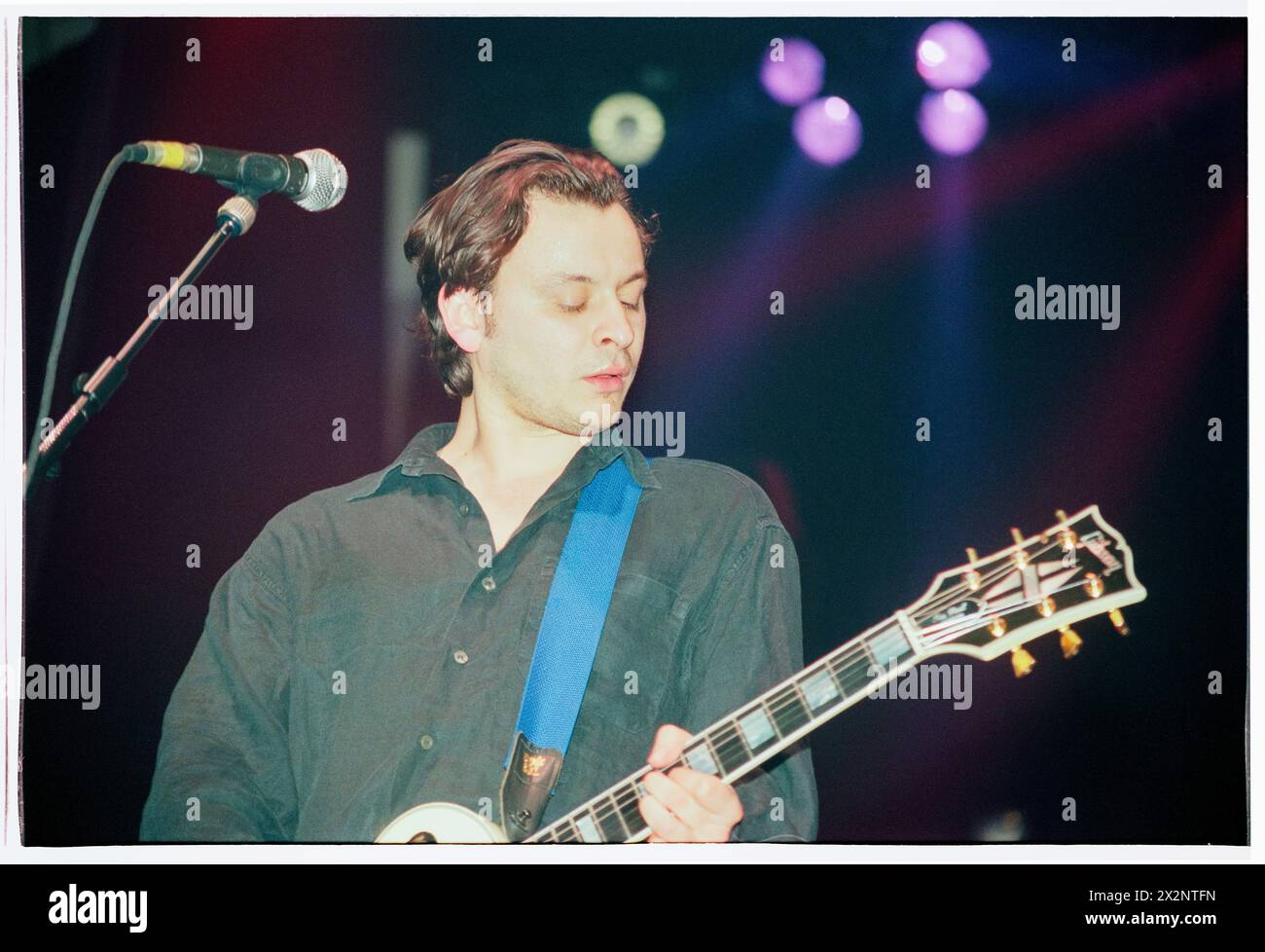 MANIC STREET PREACHERS, POST-RICHEY COMEBACK-AUFTRITT, 1996: James Dean Bradfield von der walisischen Band Manic Street Preachers spielte am 19. März 1996 in der Cardiff International Arena in Wales, Großbritannien als Support für Oasis. Foto: Rob Watkins. INFO: Dieses Konzert war die walisische Band Manic Street Preachers, die nach dem Verschwinden ihres Texters Richey Edwards wieder auf Tournee ging. Auf dieser Tour präsentierten sie Songs wie „Design for Life“ aus ihrem legendären Album „Everything Must Go“. Stockfoto