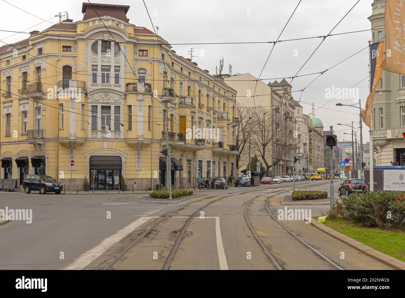 Belgrad, Serbien - 11. März 2024: Straßenbahnschienen in der Altstadt von Savamala am Wintertag in der Hauptstadt. Stockfoto