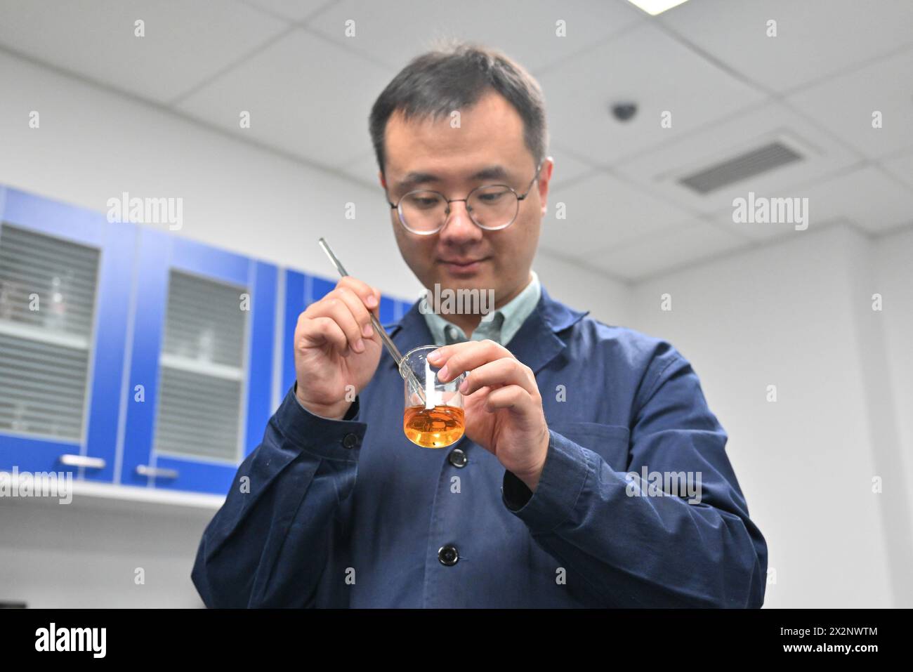 (240423) -- TIANJIN, 23. April 2024 (Xinhua) -- Gao Xuemiao bereitet Agent für Experimente im Labor der Tianjin-Bibliothek in der nordchinesischen Gemeinde Tianjin vor, 22. April 2024. Die Bibliothek Tianjin beherbergt eine Sammlung von 590.000 antiken Büchern und hat seit über 70 Jahren alte Bücher restauriert. Gao Xuemiao, 38, leitet das Restaurierungsteam der Bibliothek. Er ist der erste Restaurierungsexperte mit einem Hintergrund in Chemie seit der Gründung der Abteilung im Jahr 1978. Heutzutage wird die Restaurierung von alten Büchern zunehmend als interdisziplinärer Prozess angesehen. Die Incorpora Stockfoto