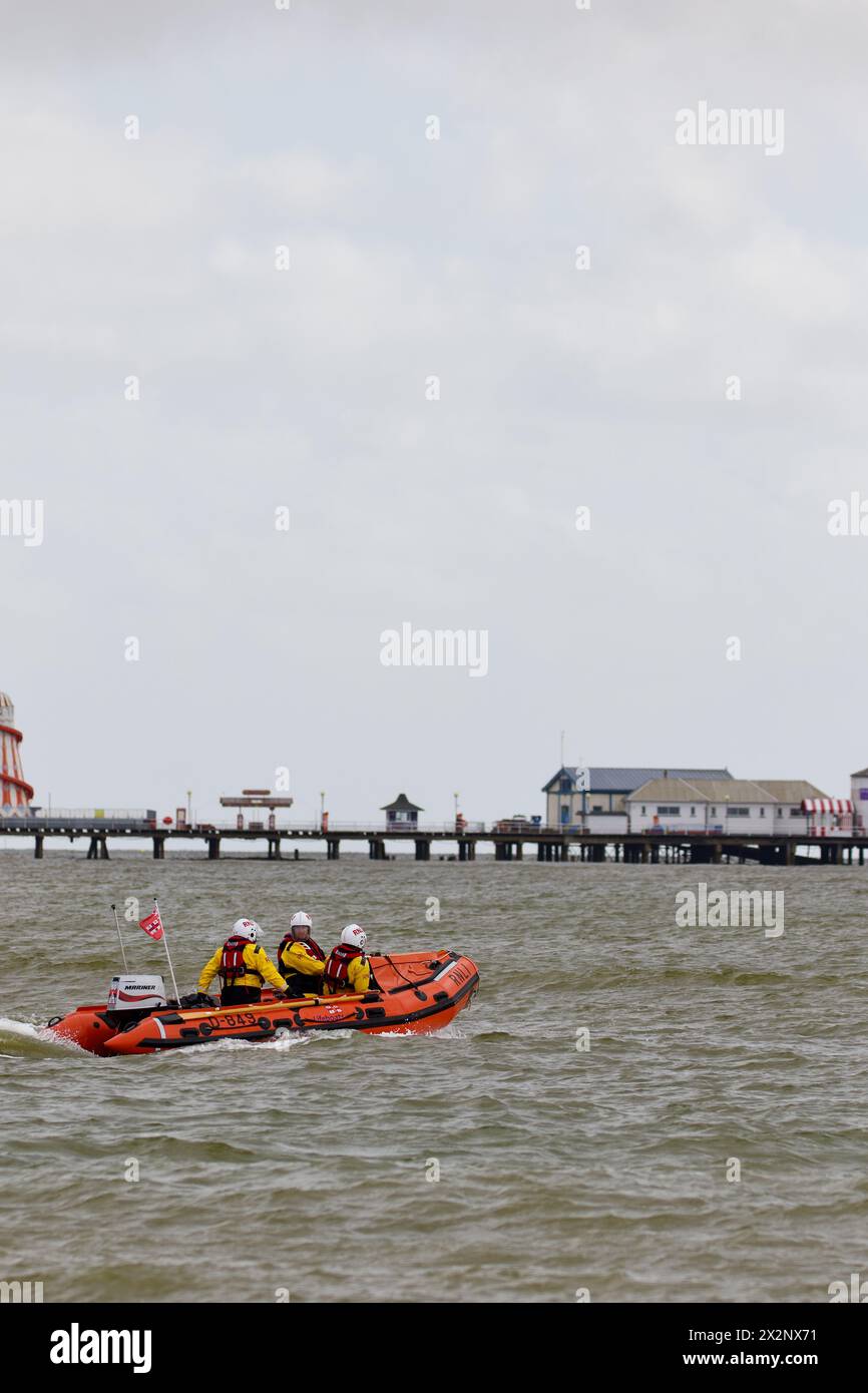 RNLI startet Rettungsboot Clacton auf Sea Essex Stockfoto