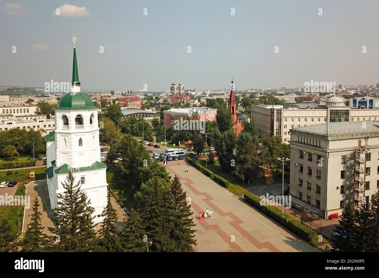 Luftaufnahme der Kirche im Namen des Erretters des Heiligen Bildes (russisch Храм во и́мя Спа́са Нерукотво́рного О́браза) mit hinter der Kirche von Stockfoto