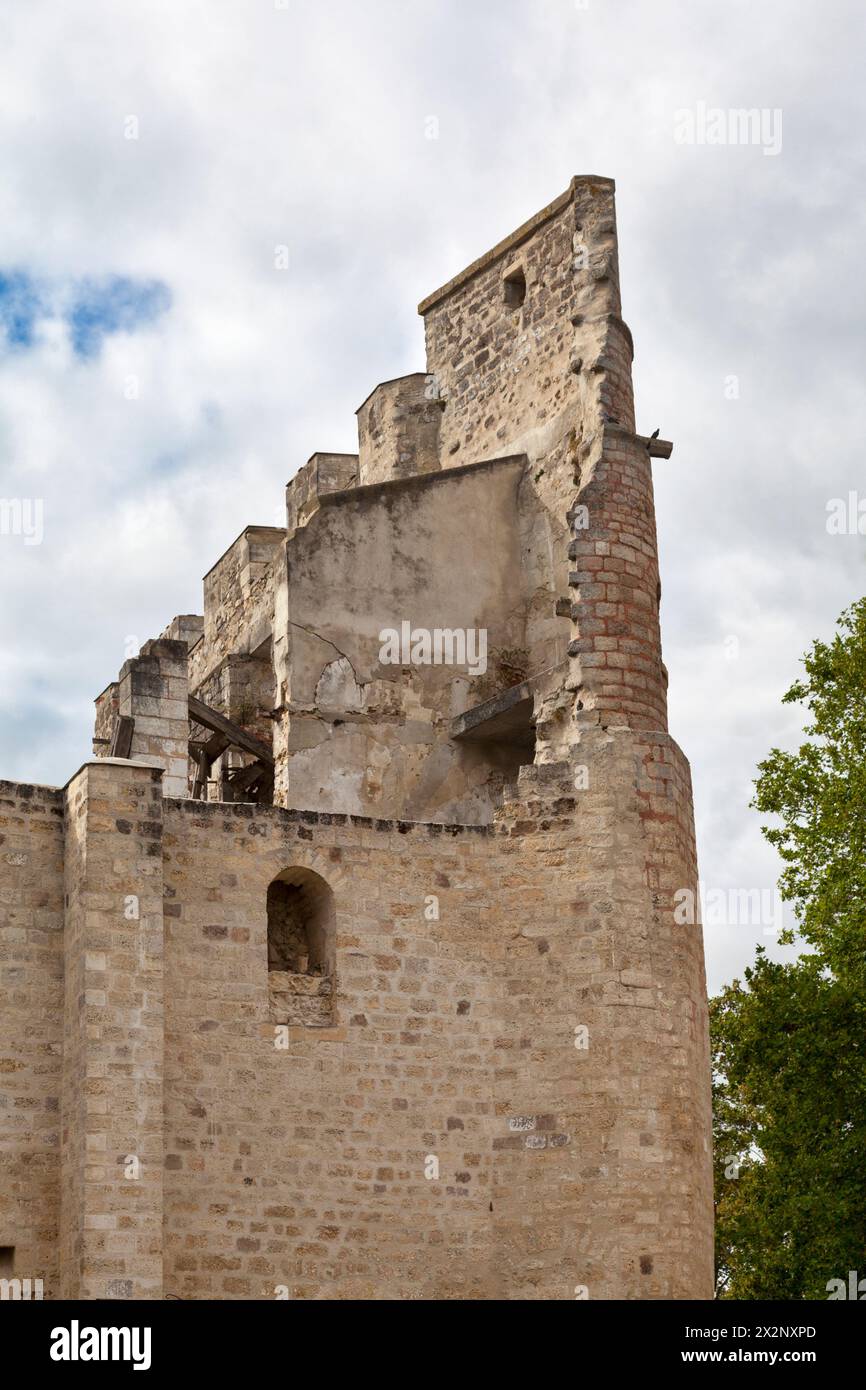 Der Donjon von Clermont oder die Burg der Grafen von Clermont-en-Beauvaisis ist der Rest einer feudalen Burg aus dem 11. Jahrhundert in Cle Stockfoto