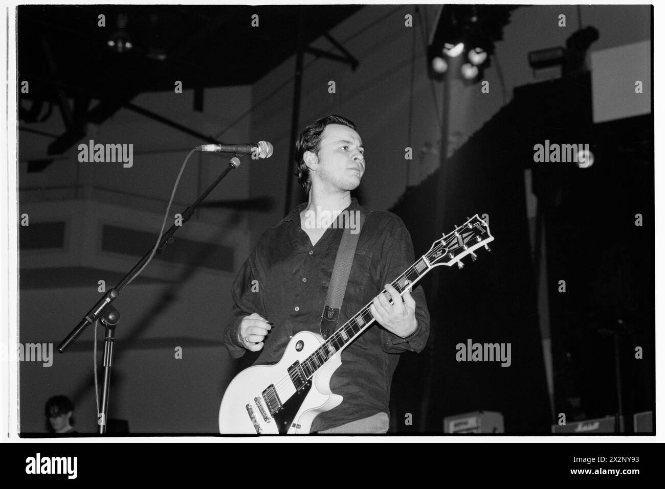 MANIC STREET PREACHERS, POST-RICHEY COMEBACK-AUFTRITT, 1996: James Dean Bradfield von der walisischen Band Manic Street Preachers spielte am 19. März 1996 in der Cardiff International Arena in Wales, Großbritannien als Support für Oasis. Foto: Rob Watkins. INFO: Dieses Konzert war die walisische Band Manic Street Preachers, die nach dem Verschwinden ihres Texters Richey Edwards wieder auf Tournee ging. Auf dieser Tour präsentierten sie Songs wie „Design for Life“ aus ihrem legendären Album „Everything Must Go“. Stockfoto