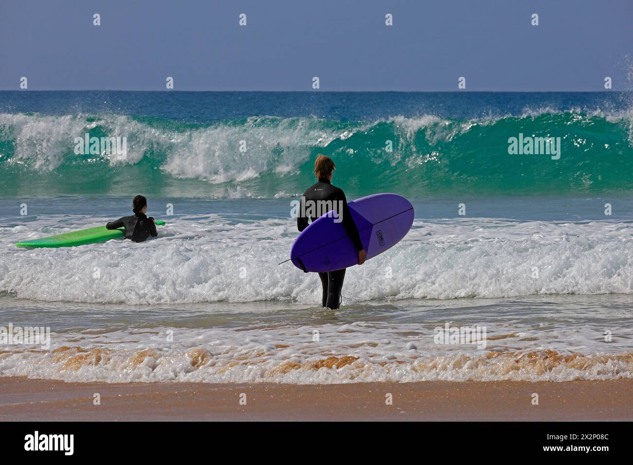 Man surft auf El Cotillo, Fuerteventura, Kanarischen Inseln, Spanien, Europa. Aufgenommen Im Februar 2024 Stockfoto