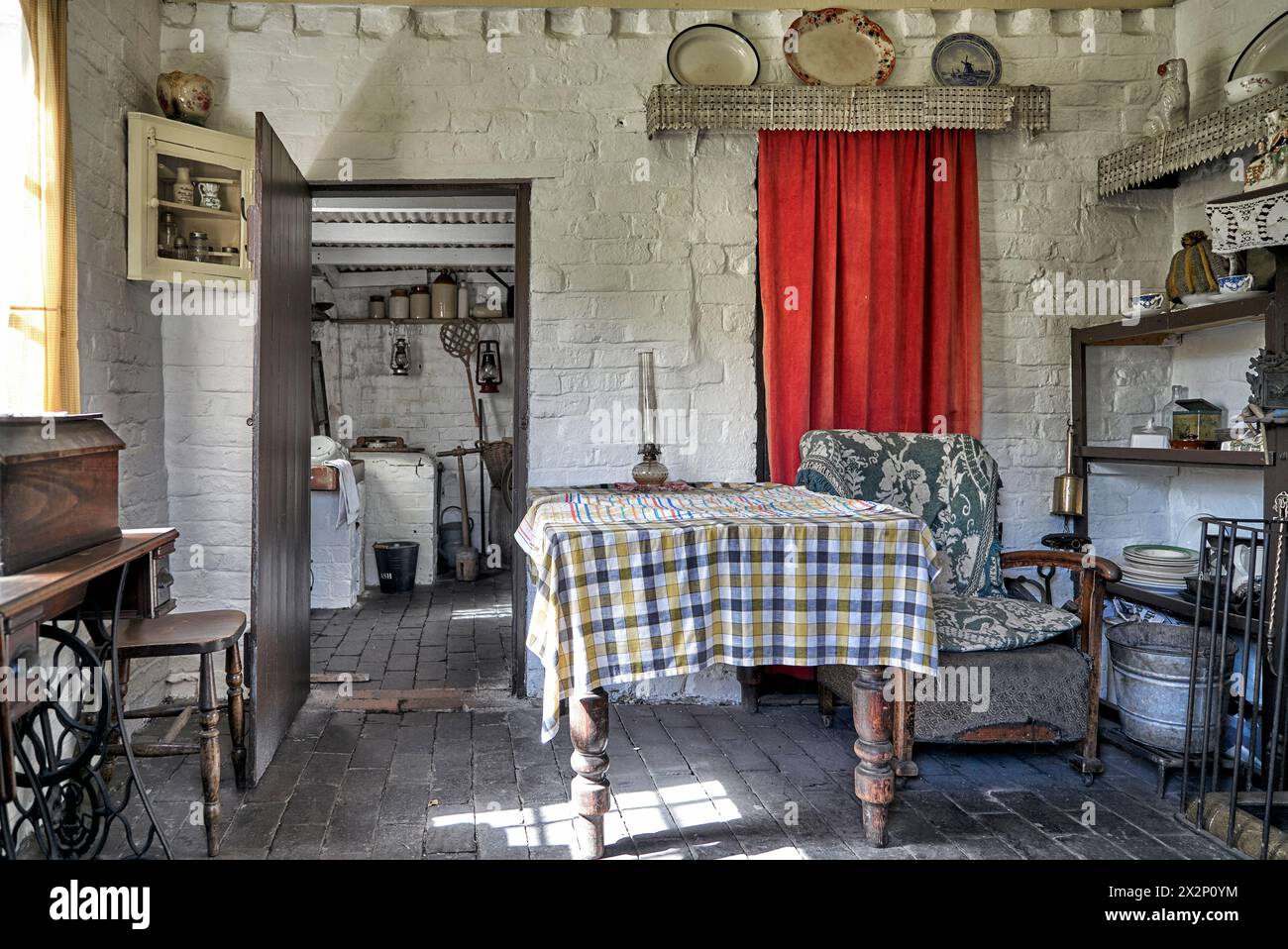 Black Country Museum Dudley. Haus innen altes Wohnzimmer mit traditionellen 1800 Möbeln aus den frühen 1900er Jahren. England Großbritannien Stockfoto
