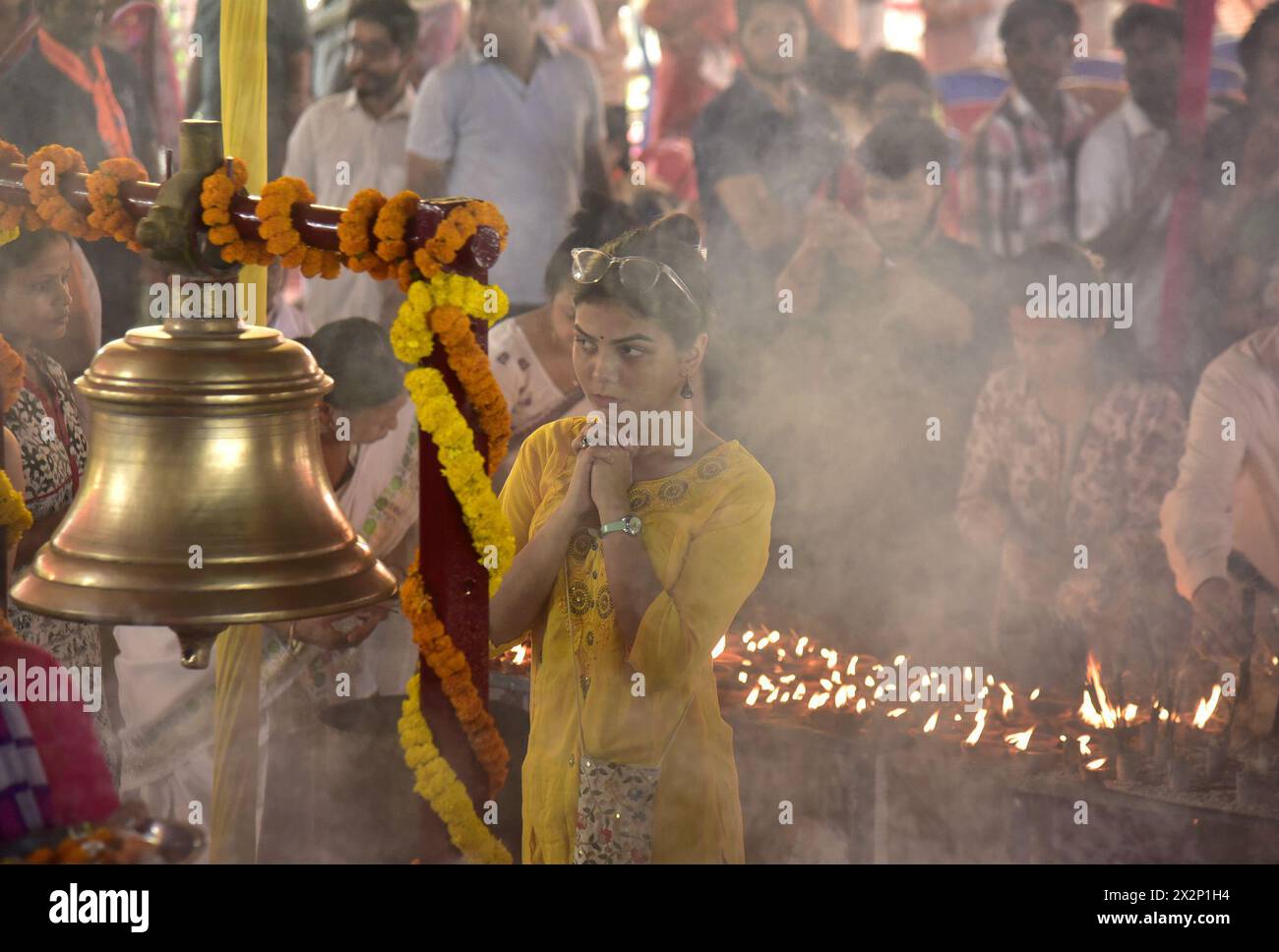 Guwahati, Guwahati, Indien. April 2024. Eine Frau betet am Dienstag, den 23. April 2024, in einem Hanuman Tempel in Guwahati Assam, Indien, zum Hinduaffengott Hanuman als Teil von Hanuman Jayanti. (Kreditbild: © Dasarath Deka/ZUMA Press Wire) NUR REDAKTIONELLE VERWENDUNG! Nicht für kommerzielle ZWECKE! Stockfoto