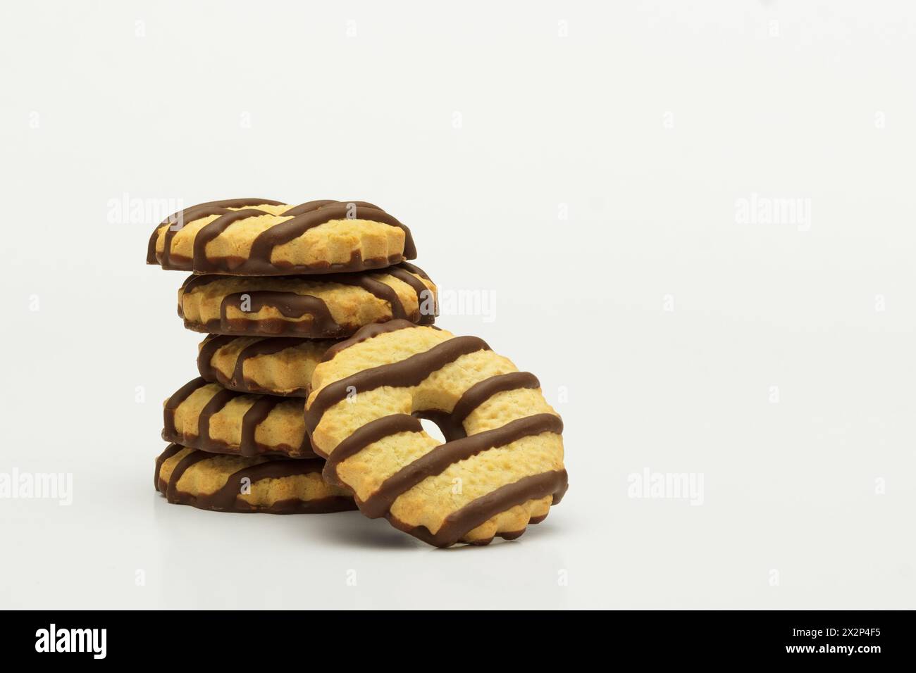 Leckere, schokoladengestreifte Shortbread-Kekse mit Kopierraum Stockfoto