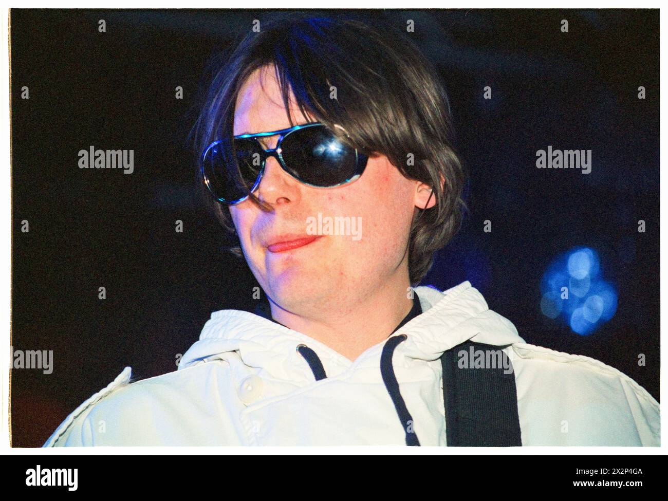 MANIC STREET PREACHERS, NICKY WIRE, KONZERT, 1998: Nicky Wire von der walisischen Band Manic Street Preachers, die am 13. September 1998 bei BBC Radio 1 Live, Coopers Field, Cardiff, Großbritannien, gespielt wurde. Die Band führte neue Songs von ihrem 5. Album This Is My Truth Tell Me Yours auf. Foto: Rob Watkins. INFO: Manic Street Preachers, eine walisische Rockband, die 1986 gegründet wurde, entstand als Ikonen der britischen Musikszene der 90er Jahre. Bekannt für ihre politisch aufgeladenen Texte und anthemischen Melodien, festigten Hits wie „A Design for Life“ ihren Status als legendäre Figuren im alternativen Rock. Stockfoto