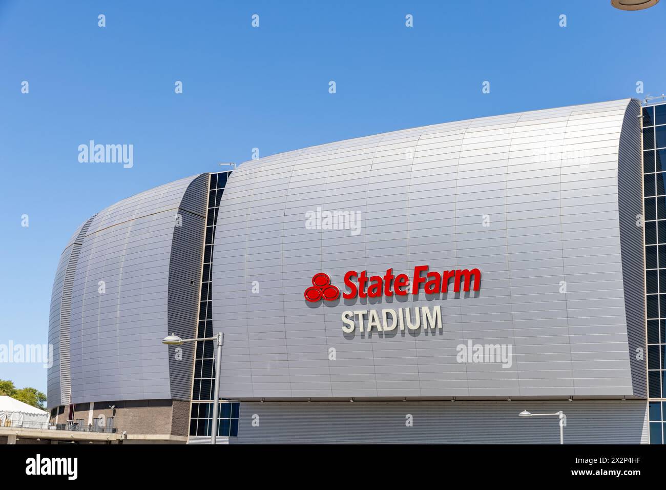 Glendale, Arizona - 6. April 2024: Das State Farm Stadium ist ein Mehrzweckstadion in Glendale, Arizona, westlich von Phoenix. Es ist die Heimat der Arizona Cardinals Stockfoto