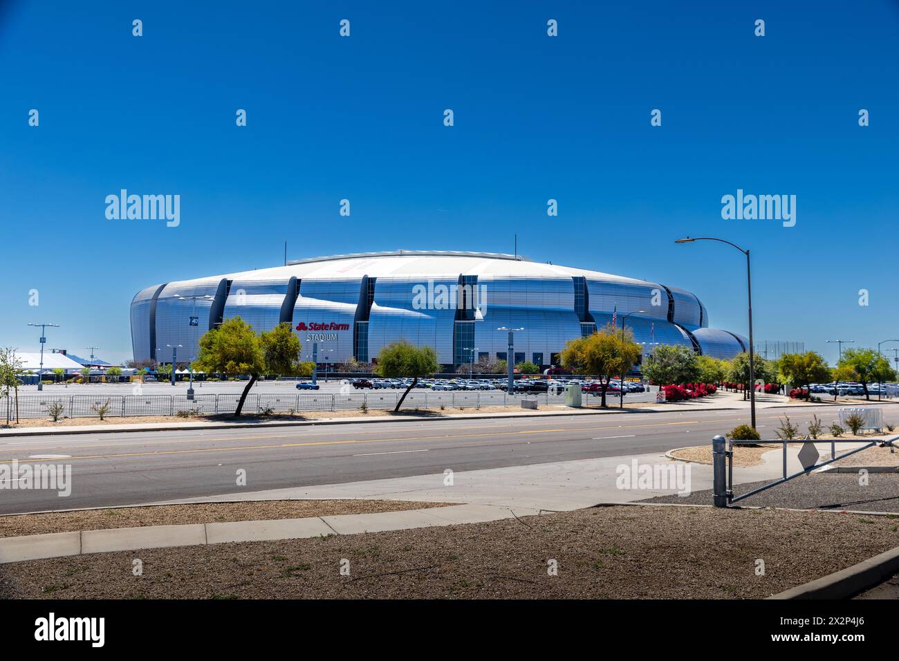Glendale, Arizona - 6. April 2024: Das State Farm Stadium ist ein Mehrzweckstadion in Glendale, Arizona, westlich von Phoenix. Es ist die Heimat der Arizona Cardinals Stockfoto