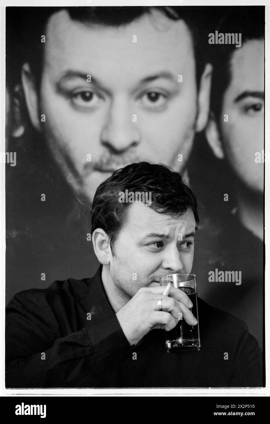 MANIC STREET PREACHERS, PRESSEKONFERENZ, 1999: James Dean Bradfield von der walisischen Band Manic Street Preachers bei einer Pressekonferenz im Millennium Stadium, Cardiff Wales, Großbritannien am 1. November 1999. Die Band förderte ihren Millenniums-Night-Auftritt vor mehr als 57.000 Fans an Silvester 1999–2000 im Millennium Stadium in Cardiff, unter dem Titel „Leaving the 20th Century“. Foto: Rob Watkins. INFO: Manic Street Preachers, eine walisische Rockband, die 1986 gegründet wurde, entstand als Ikonen der britischen Musikszene der 90er Jahre. Bekannt für ihre politisch aufgeladenen Texte und anthemischen Melodien. Stockfoto