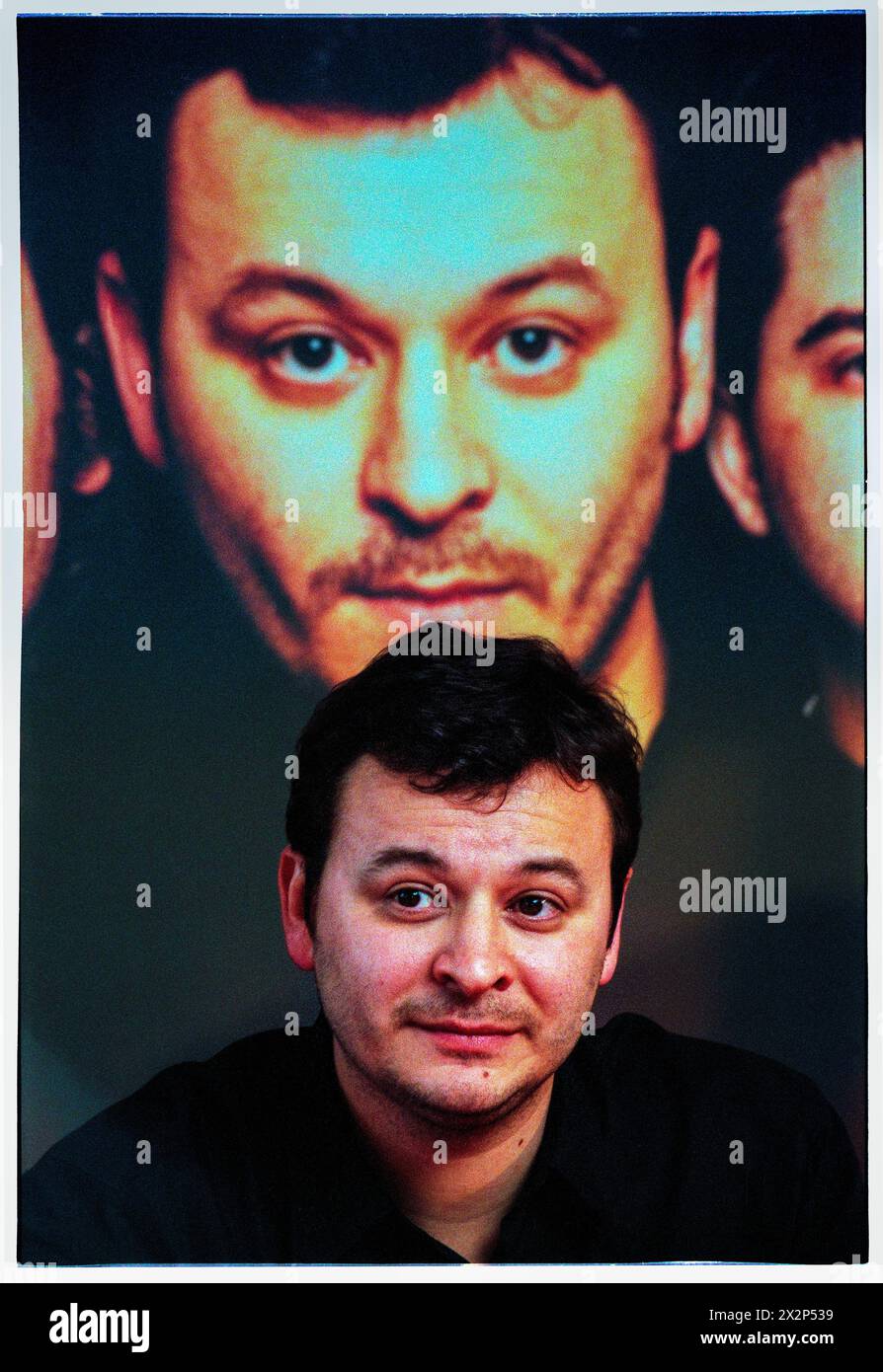 MANIC STREET PREACHERS, PRESSEKONFERENZ, 1999: James Dean Bradfield von der walisischen Band Manic Street Preachers bei einer Pressekonferenz im Millennium Stadium, Cardiff Wales, Großbritannien am 1. November 1999. Die Band förderte ihren Millenniums-Night-Auftritt vor mehr als 57.000 Fans an Silvester 1999–2000 im Millennium Stadium in Cardiff, unter dem Titel „Leaving the 20th Century“. Foto: Rob Watkins. INFO: Manic Street Preachers, eine walisische Rockband, die 1986 gegründet wurde, entstand als Ikonen der britischen Musikszene der 90er Jahre. Bekannt für ihre politisch aufgeladenen Texte und anthemischen Melodien. Stockfoto