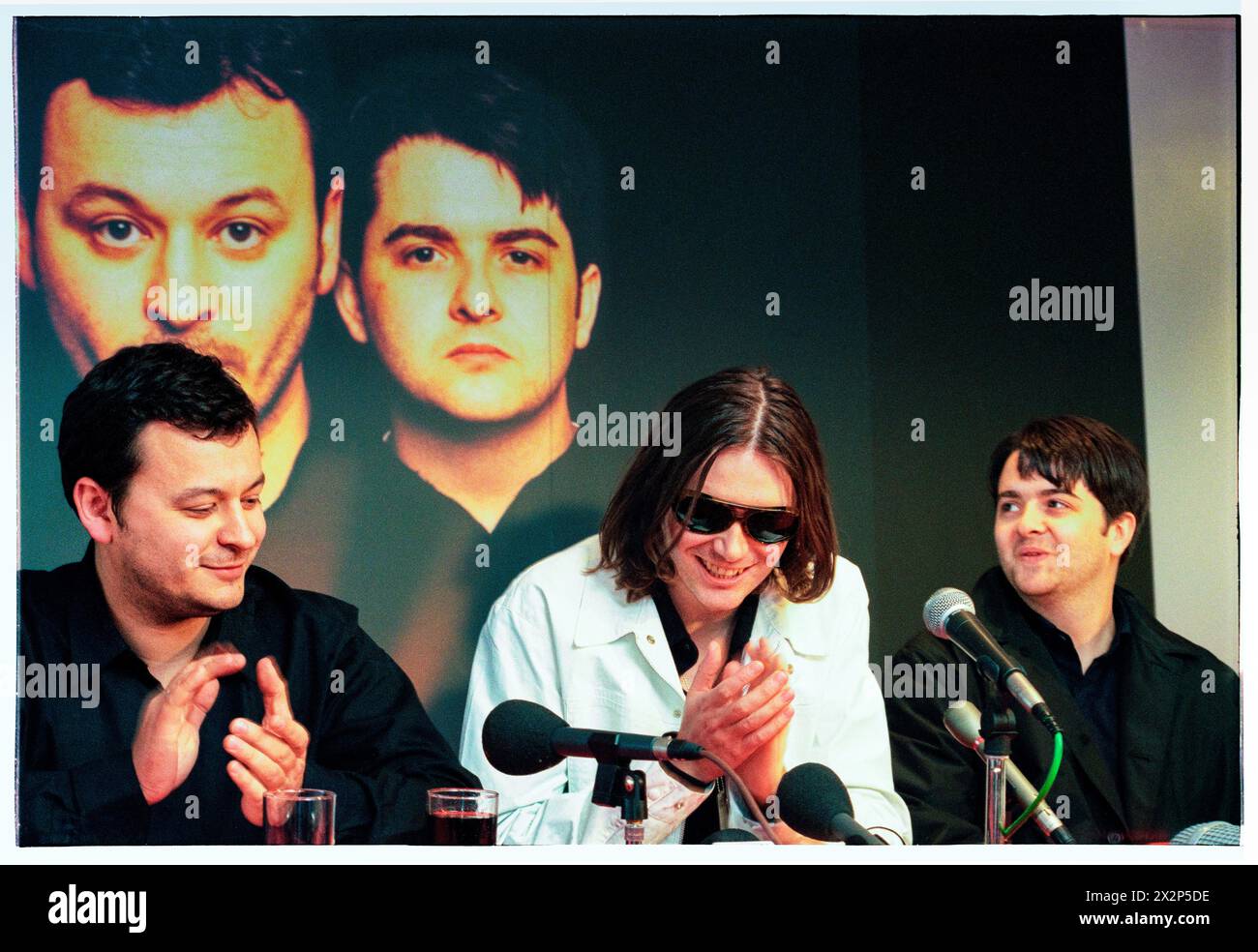 MANIC STREET PREACHERS, PRESSEKONFERENZ, 1999: James Dean Bradfield, Nicky Wire und Sean Moore von der walisischen Band Manic Street Preachers bei einer Pressekonferenz im Millennium Stadium, Cardiff Wales, Vereinigtes Königreich am 1. November 1999. Die Band förderte ihren Millenniums-Night-Auftritt vor mehr als 57.000 Fans an Silvester 1999–2000 im Millennium Stadium in Cardiff, unter dem Titel „Leaving the 20th Century“. Foto: Rob Watkins. INFO: Manic Street Preachers, eine walisische Rockband, die 1986 gegründet wurde, entstand als Ikonen der britischen Musikszene der 90er Jahre. Bekannt für ihre politisch aufgeladenen Texte und anthemischen Melodien Stockfoto