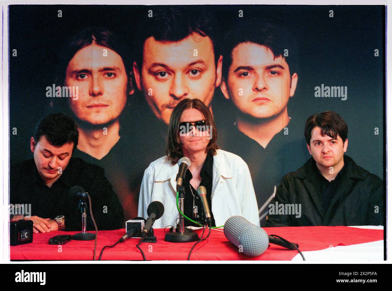 MANIC STREET PREACHERS, PRESSEKONFERENZ, 1999: James Dean Bradfield, Nicky Wire und Sean Moore von der walisischen Band Manic Street Preachers bei einer Pressekonferenz im Millennium Stadium, Cardiff Wales, Vereinigtes Königreich am 1. November 1999. Die Band förderte ihren Millenniums-Night-Auftritt vor mehr als 57.000 Fans an Silvester 1999–2000 im Millennium Stadium in Cardiff, unter dem Titel „Leaving the 20th Century“. Foto: Rob Watkins. INFO: Manic Street Preachers, eine walisische Rockband, die 1986 gegründet wurde, entstand als Ikonen der britischen Musikszene der 90er Jahre. Bekannt für ihre politisch aufgeladenen Texte und anthemischen Melodien Stockfoto