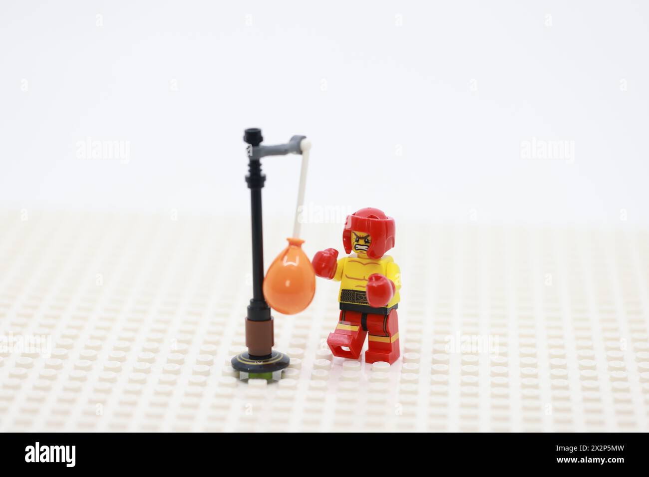 Ein Boxer schlägt eine Tasche zum Training Stockfoto