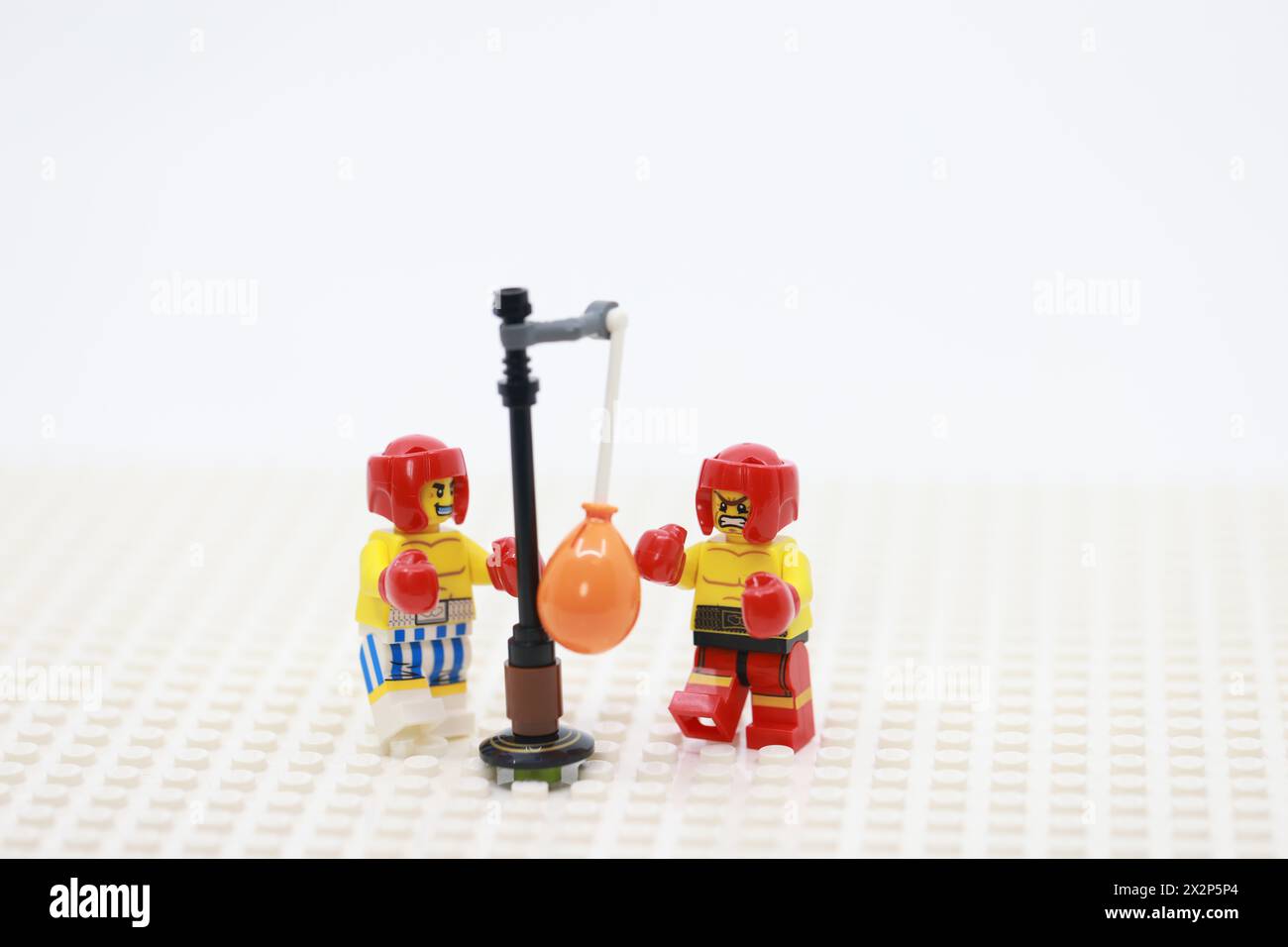 Ein Boxer schlägt eine Tasche zum Training Stockfoto