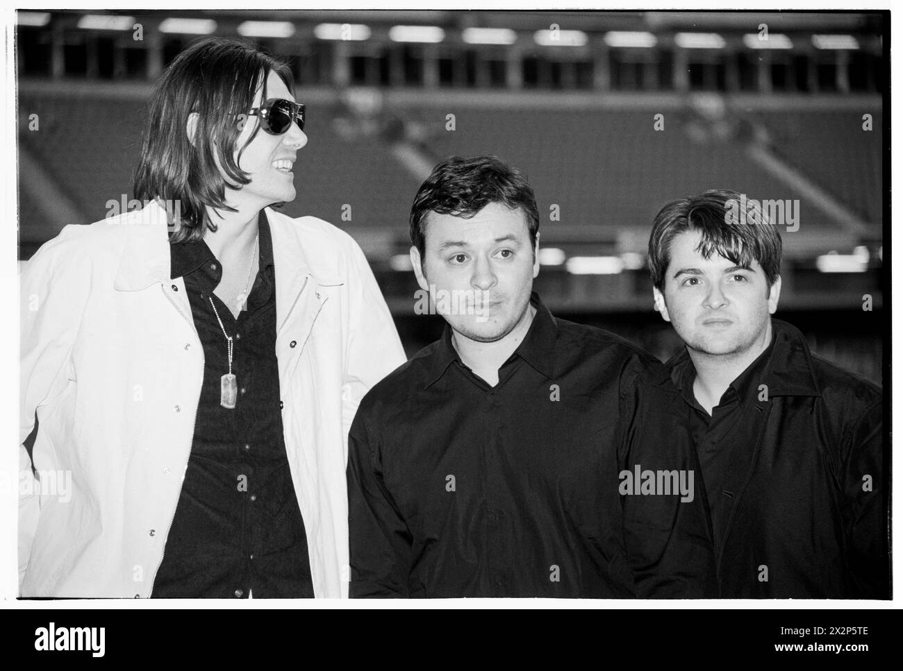 MANIC STREET PREACHERS, PRESSEKONFERENZ, 1999: James Dean Bradfield, Nicky Wire und Sean Moore von der walisischen Band Manic Street Preachers bei einer Pressekonferenz im Millennium Stadium, Cardiff Wales, Vereinigtes Königreich am 1. November 1999. Die Band förderte ihren Millenniums-Night-Auftritt vor mehr als 57.000 Fans an Silvester 1999–2000 im Millennium Stadium in Cardiff, unter dem Titel „Leaving the 20th Century“. Foto: Rob Watkins. INFO: Manic Street Preachers, eine walisische Rockband, die 1986 gegründet wurde, entstand als Ikonen der britischen Musikszene der 90er Jahre. Bekannt für ihre politisch aufgeladenen Texte und anthemischen Melodien Stockfoto