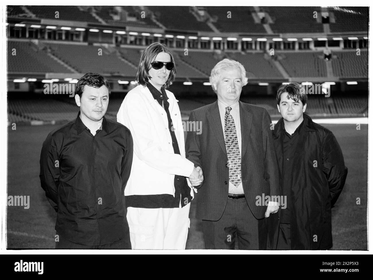 MANIC STREET PREACHERS, PRESSEKONFERENZ, 1999: Walisische Band Manic Street Preachers mit Glanmor Griffiths von der WRU bei einer Pressekonferenz im Millennium Stadium, Cardiff Wales, Vereinigtes Königreich am 1. November 1999. Die Band förderte ihren Millenniums-Night-Auftritt vor mehr als 57.000 Fans an Silvester 1999–2000 im Millennium Stadium in Cardiff, unter dem Titel „Leaving the 20th Century“. Foto: Rob Watkins. INFO: Manic Street Preachers, eine walisische Rockband, die 1986 gegründet wurde, entstand als Ikonen der britischen Musikszene der 90er Jahre. Bekannt für ihre politisch aufgeladenen Texte und anthemischen Melodien, Hits wie 'A Stockfoto