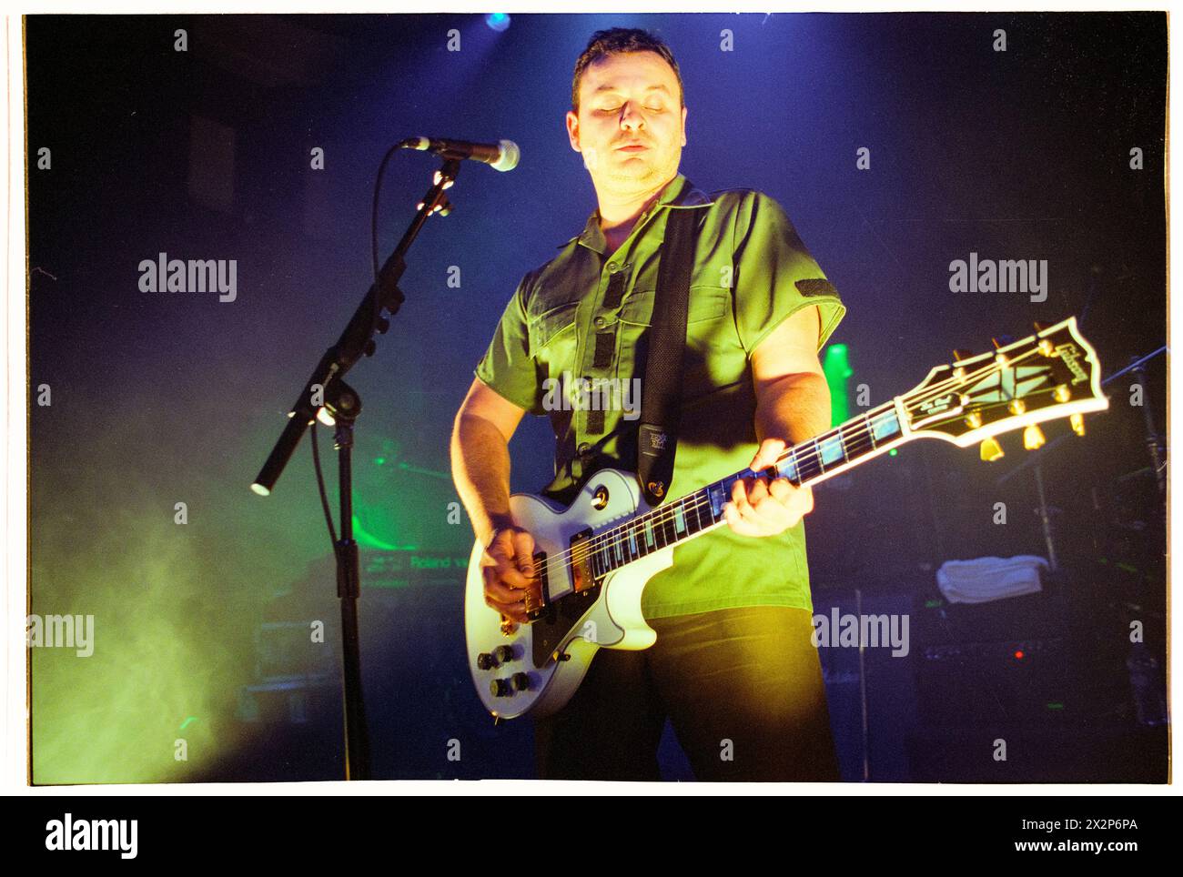 MANIC STREET PREACHERS, ALBUM PREACHERS, 2001: James Dean Bradfield von der walisischen Band Manic Street Preachers, die am 8. März 2001 bei BBC Radio 1 Live, Coal Exchange, Cardiff, Großbritannien spielte. Die Band führte neue Songs von ihrem sechsten Album „Know Your Enemy“ auf. Foto: Rob Watkins. INFO: Manic Street Preachers, eine walisische Rockband, die 1986 gegründet wurde, entstand als Ikonen der britischen Musikszene der 90er Jahre. Bekannt für ihre politisch aufgeladenen Texte und anthemischen Melodien, festigten Hits wie „A Design for Life“ ihren Status als legendäre Figuren im alternativen Rock. Stockfoto