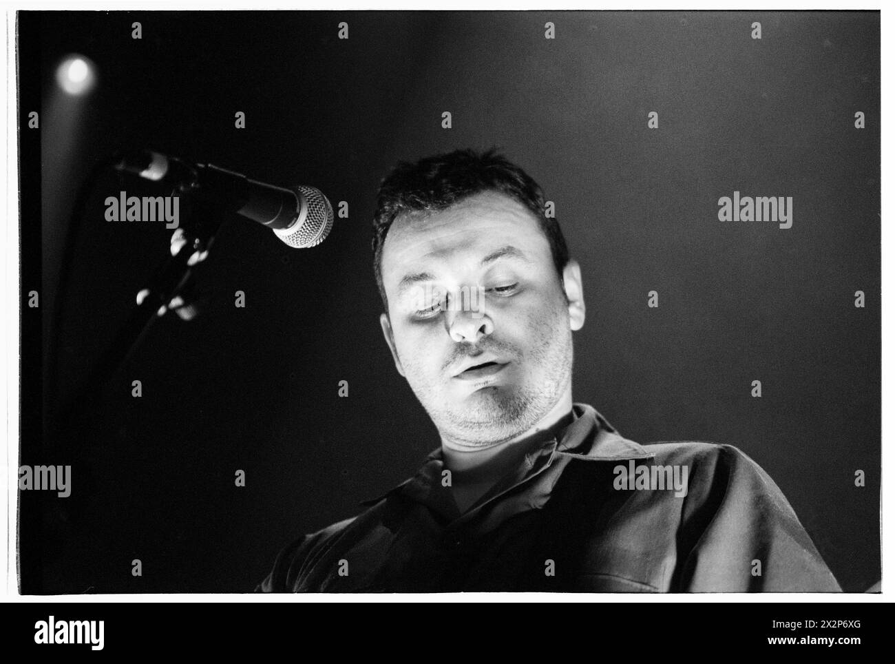 MANIC STREET PREACHERS, ALBUM PREACHERS, 2001: James Dean Bradfield von der walisischen Band Manic Street Preachers, die am 8. März 2001 bei BBC Radio 1 Live, Coal Exchange, Cardiff, Großbritannien spielte. Die Band führte neue Songs von ihrem sechsten Album „Know Your Enemy“ auf. Foto: Rob Watkins. INFO: Manic Street Preachers, eine walisische Rockband, die 1986 gegründet wurde, entstand als Ikonen der britischen Musikszene der 90er Jahre. Bekannt für ihre politisch aufgeladenen Texte und anthemischen Melodien, festigten Hits wie „A Design for Life“ ihren Status als legendäre Figuren im alternativen Rock. Stockfoto