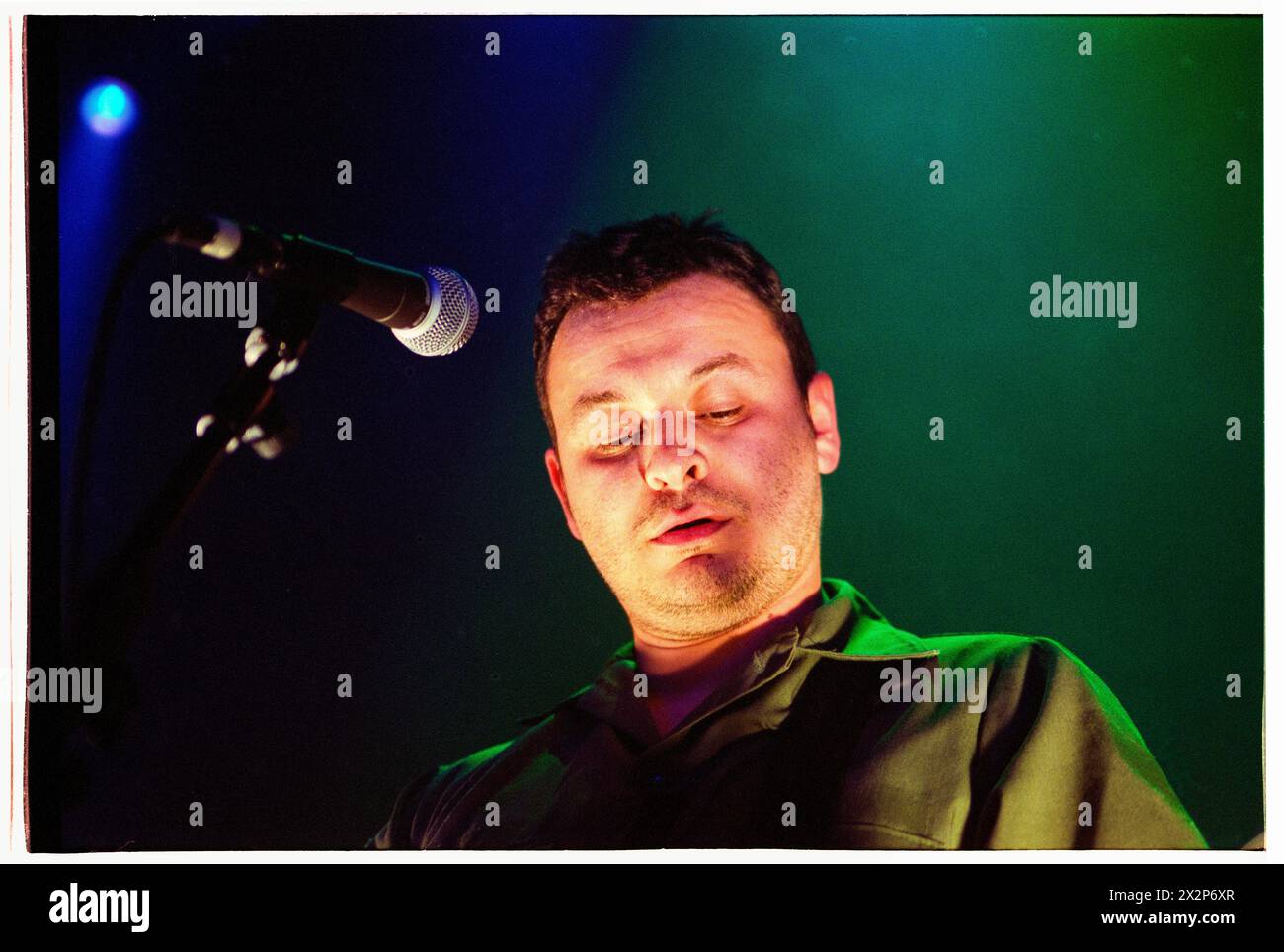 MANIC STREET PREACHERS, ALBUM PREACHERS, 2001: James Dean Bradfield von der walisischen Band Manic Street Preachers, die am 8. März 2001 bei BBC Radio 1 Live, Coal Exchange, Cardiff, Großbritannien spielte. Die Band führte neue Songs von ihrem sechsten Album „Know Your Enemy“ auf. Foto: Rob Watkins. INFO: Manic Street Preachers, eine walisische Rockband, die 1986 gegründet wurde, entstand als Ikonen der britischen Musikszene der 90er Jahre. Bekannt für ihre politisch aufgeladenen Texte und anthemischen Melodien, festigten Hits wie „A Design for Life“ ihren Status als legendäre Figuren im alternativen Rock. Stockfoto