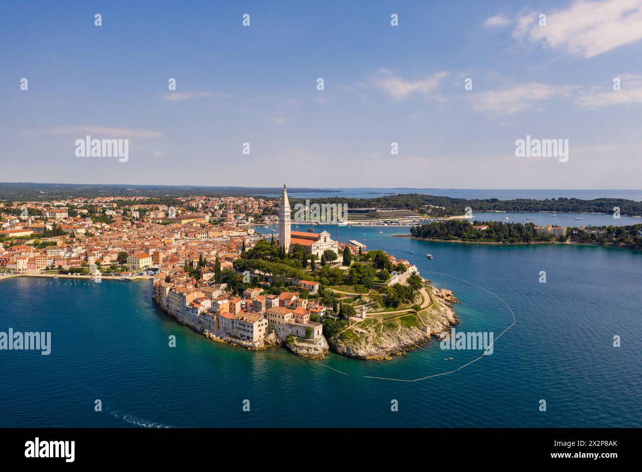 Rovinj, Kroatien: Dramatischer Blick aus der Luft auf die berühmte mittelalterliche Altstadt von Rovinj mit ihrem venezianischen campanile in Istrien an der Adria in Kroatien Stockfoto