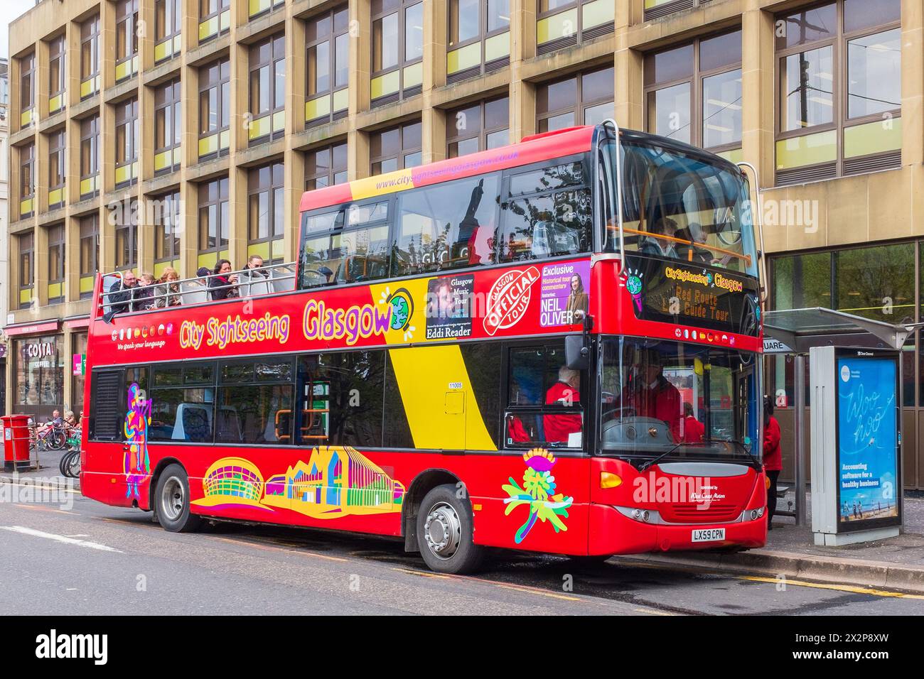 Glasgow City Sightseeing Touristenbus, geparkt am George Square, Glasgow mit Touristen Passagiere, Glasgow, Schottland, Großbritannien Stockfoto